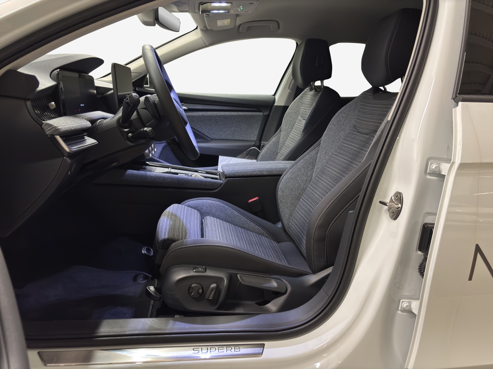 SKODA Superb Combi 2.0 TDi Selection DSG-image-7