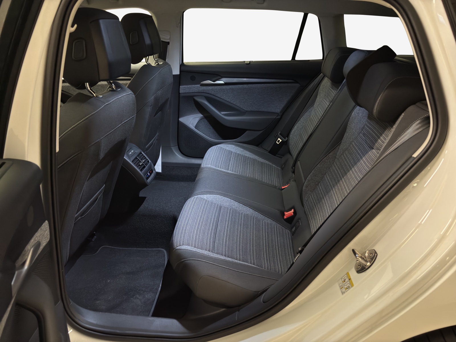 SKODA Superb Combi 2.0 TDi Selection DSG-image-11