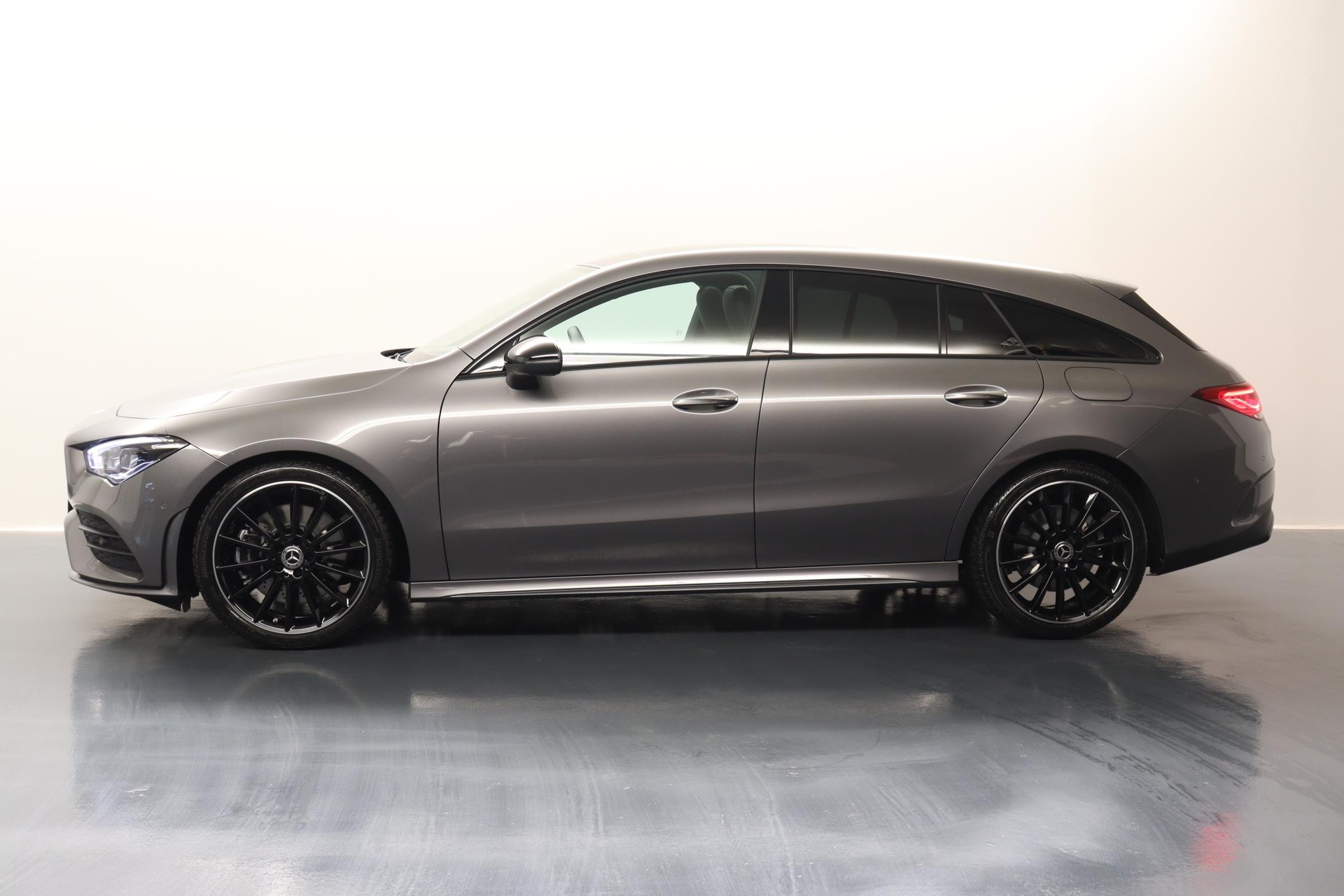 MERCEDES-BENZ CLA 250 Swiss Star AMG Line 4matic Shooting Brake-image-2
