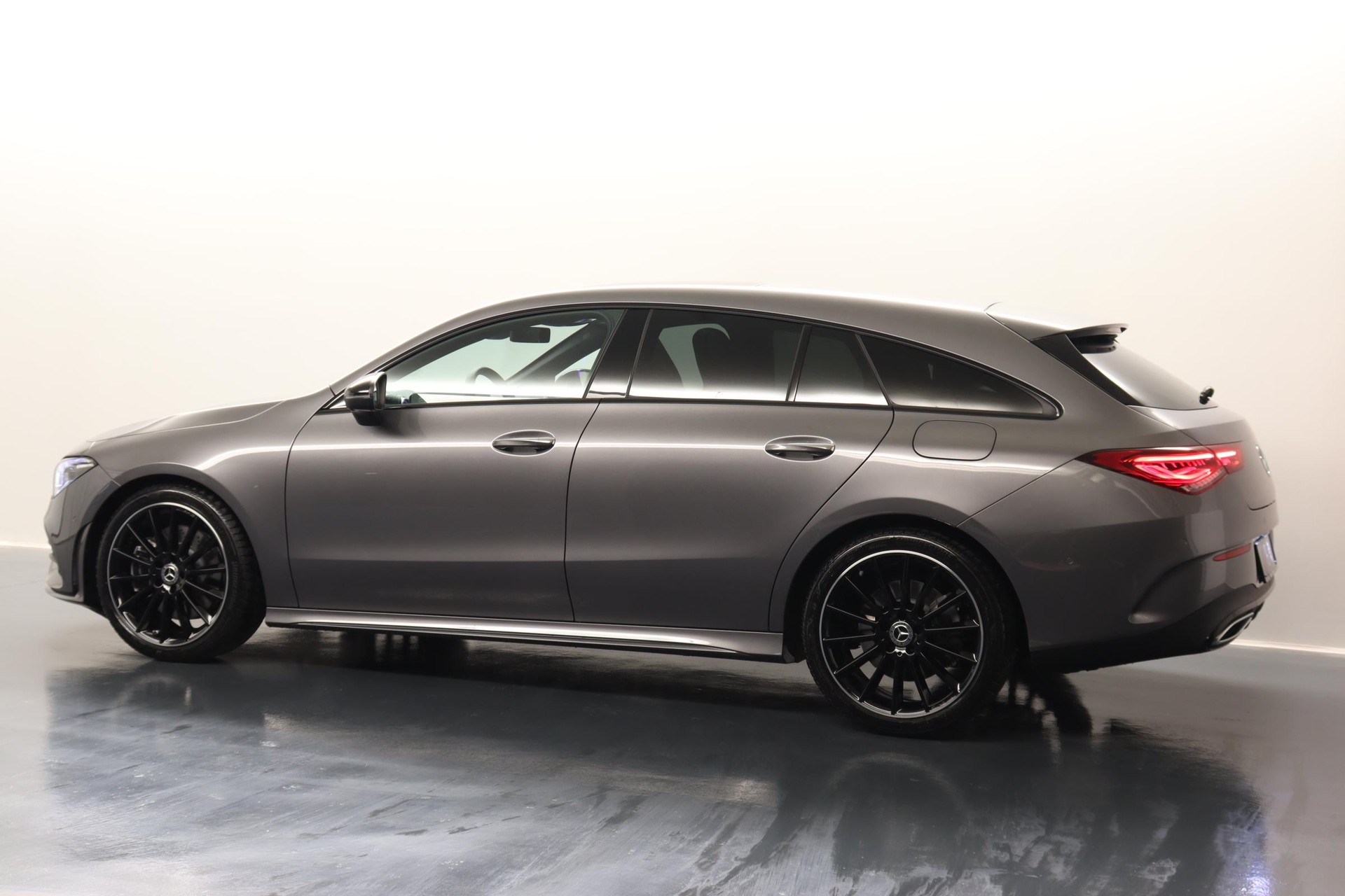 MERCEDES-BENZ CLA 250 Swiss Star AMG Line 4matic Shooting Brake-image-3