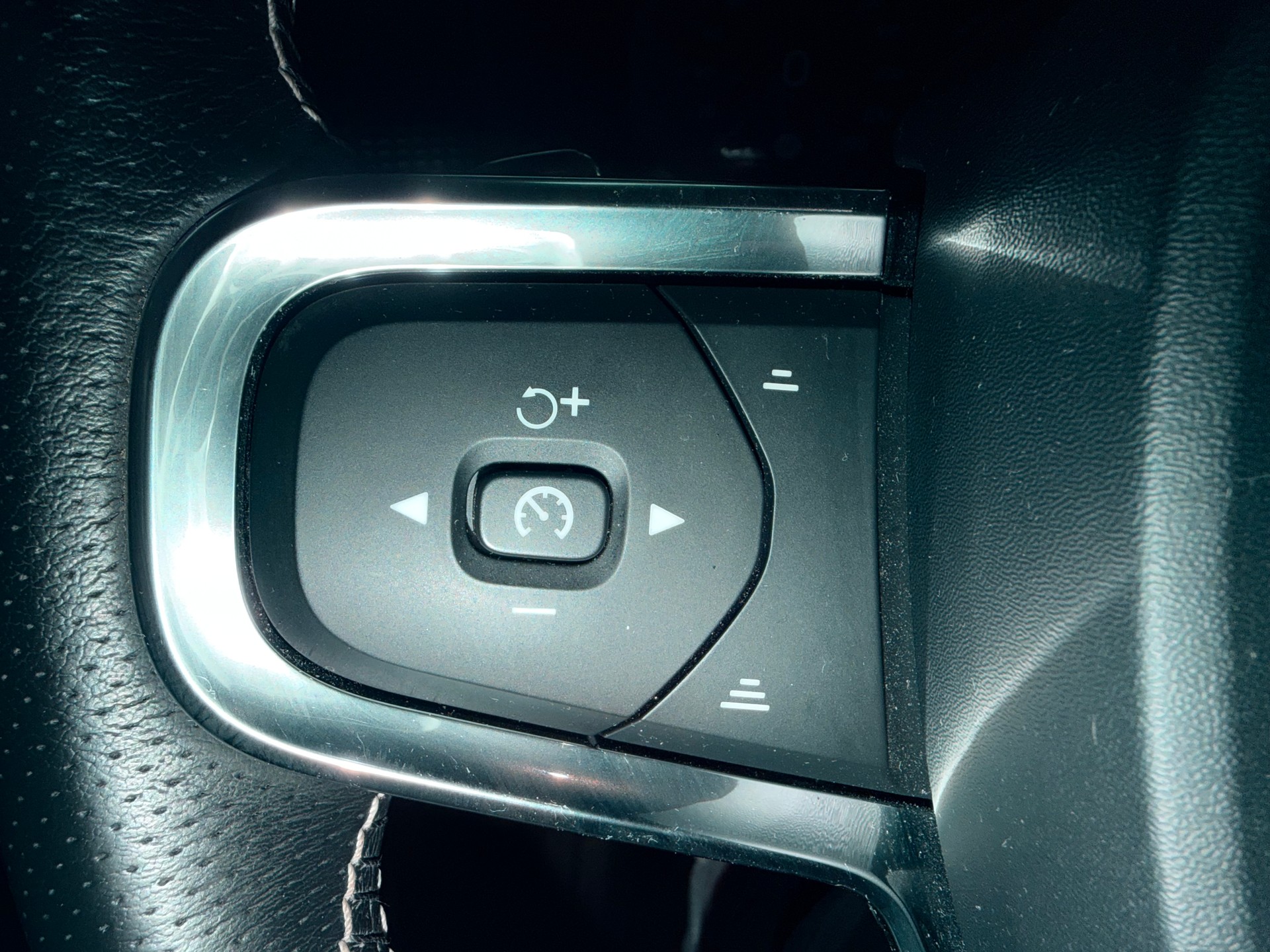 VOLVO XC40 D4 AWD R-Design Geartronic-image-9