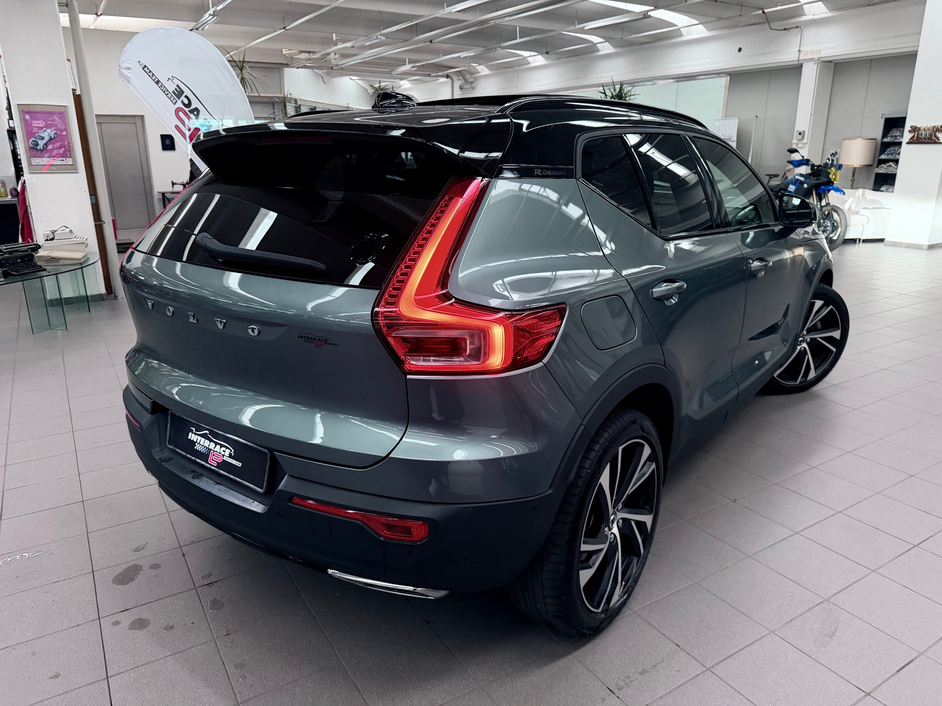VOLVO XC40 D4 AWD R-Design Geartronic-image-3