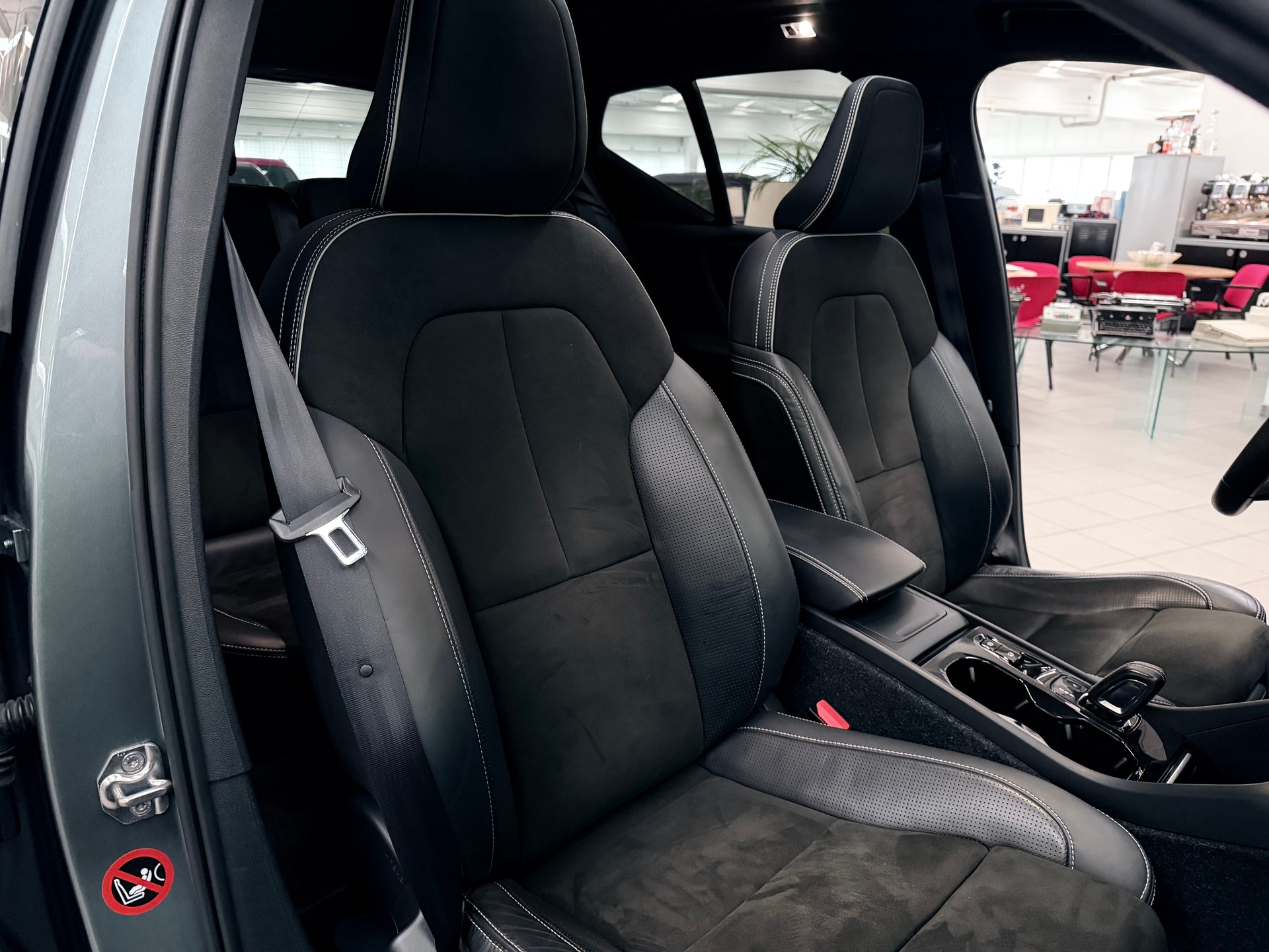 VOLVO XC40 D4 AWD R-Design Geartronic-image-12