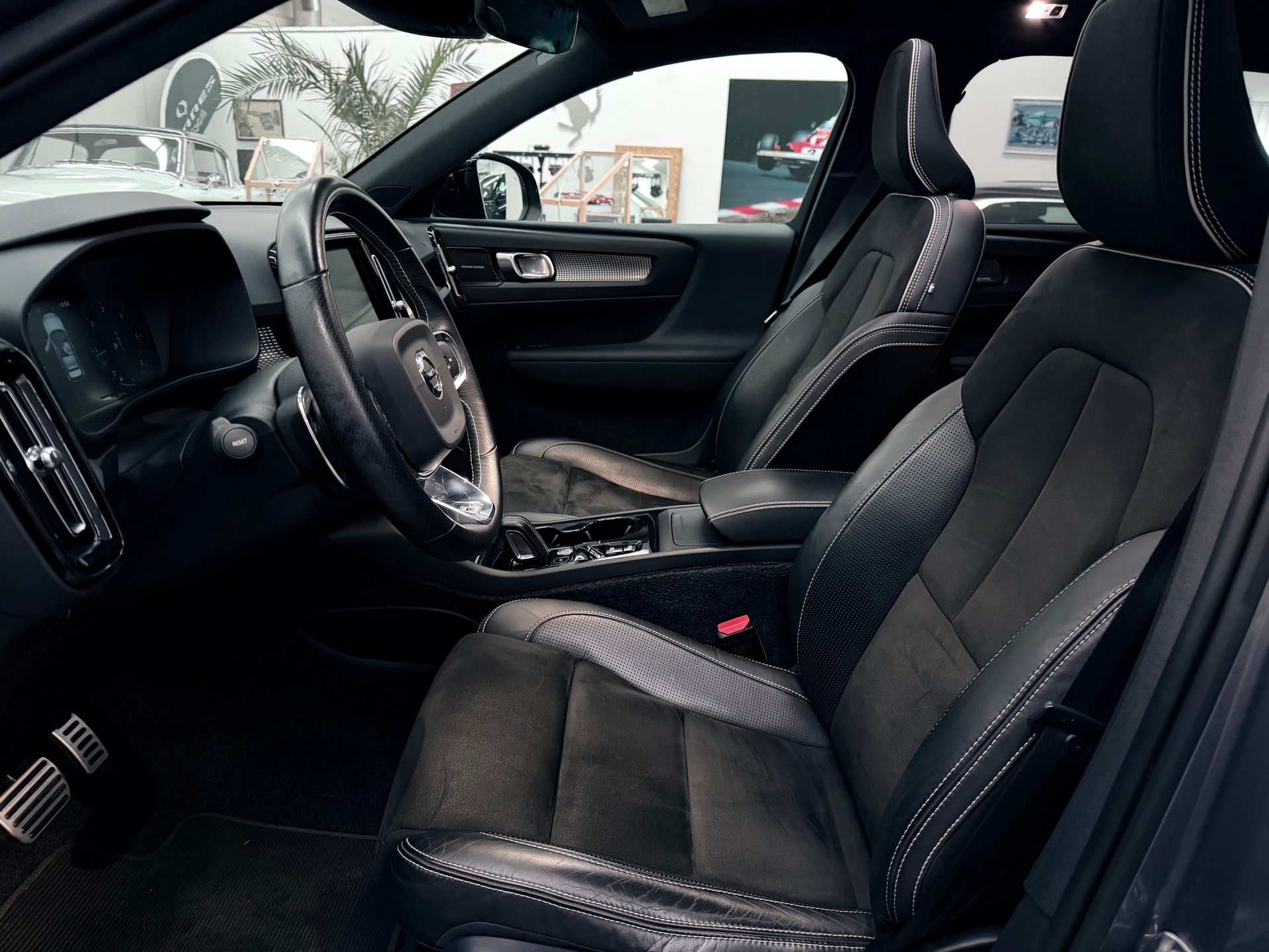 VOLVO XC40 D4 AWD R-Design Geartronic-image-11
