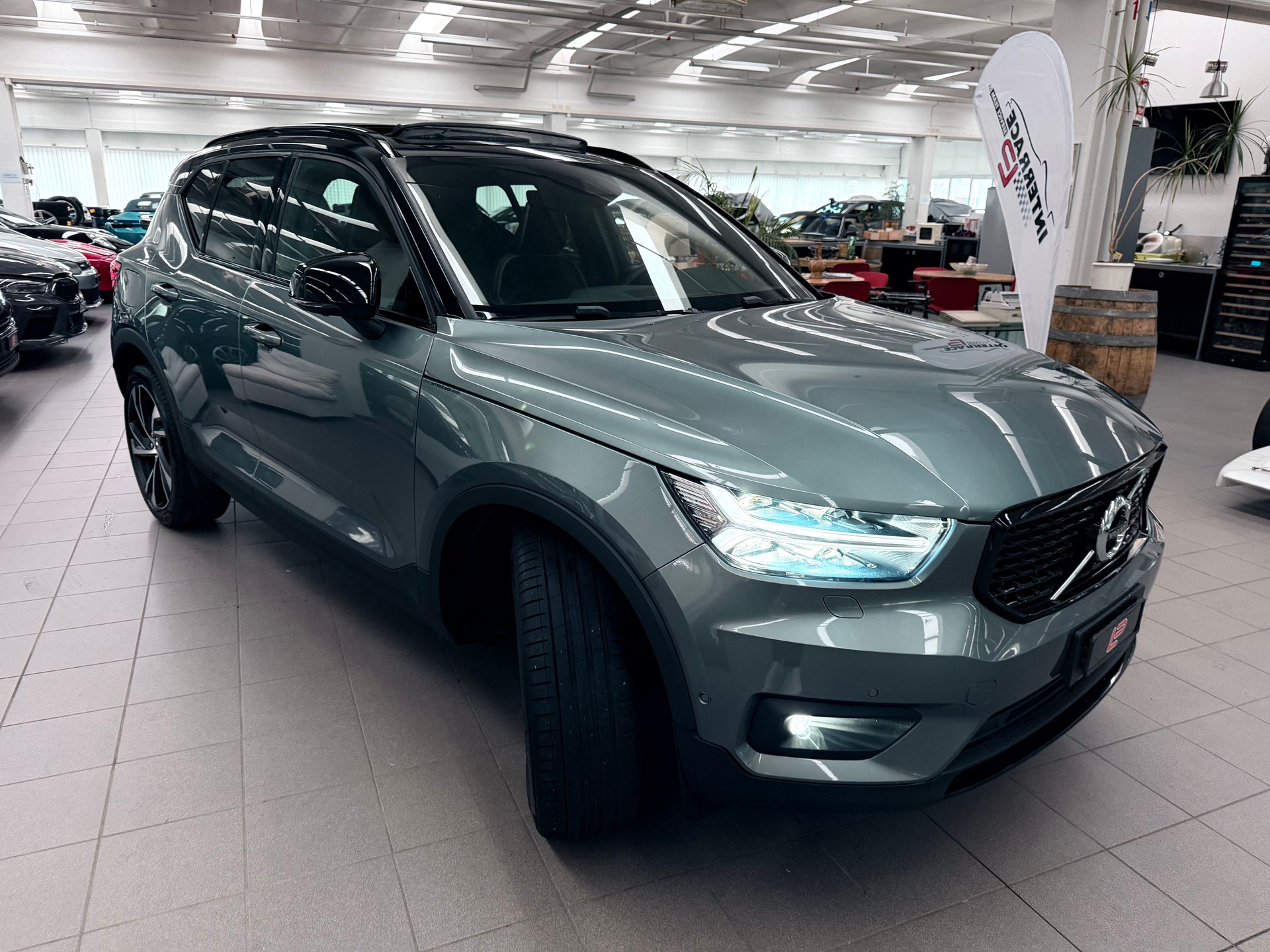 VOLVO XC40 D4 AWD R-Design Geartronic-image-1