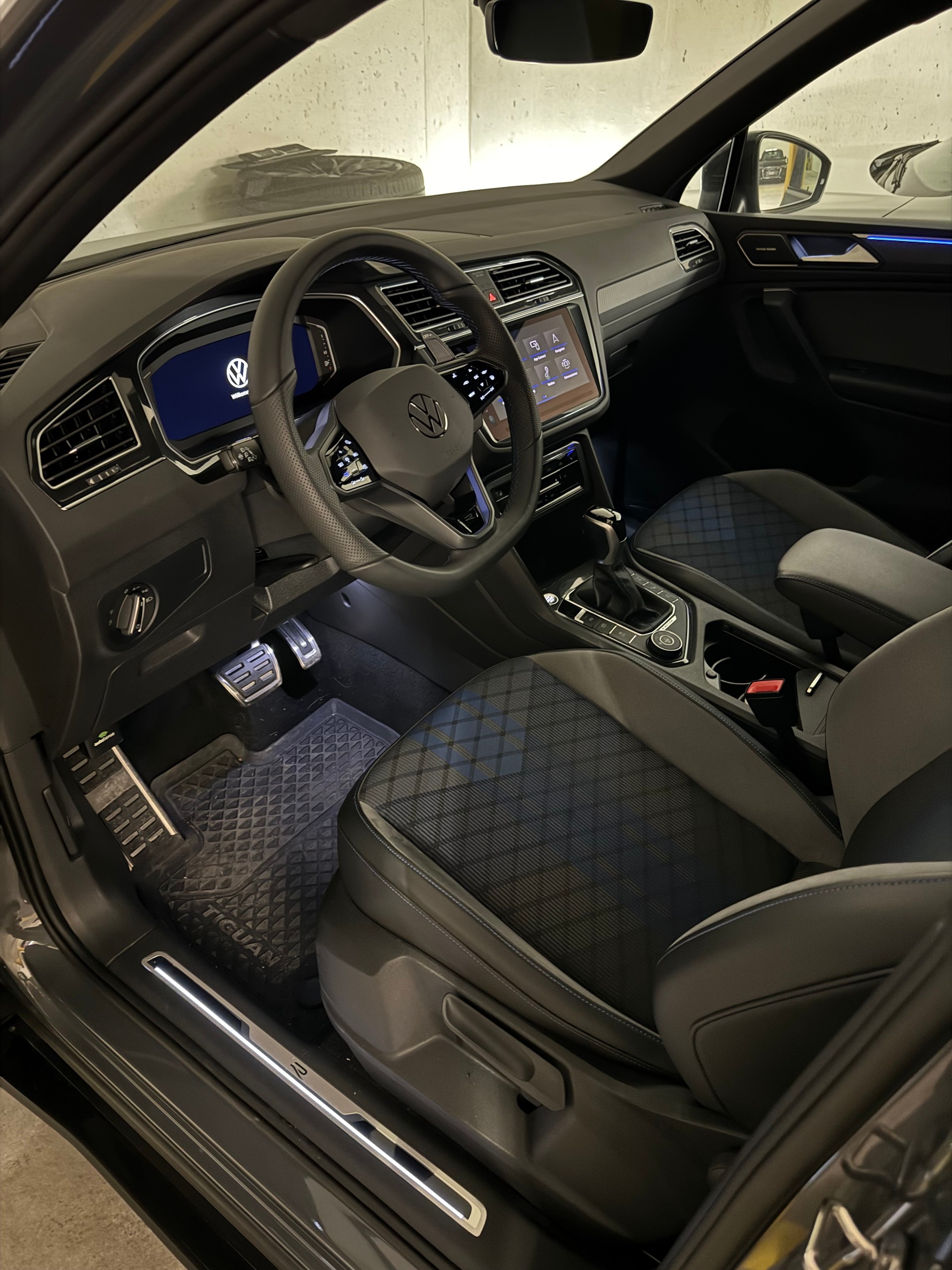VW Tiguan 2.0TSI R 4Motion DSG-image-4