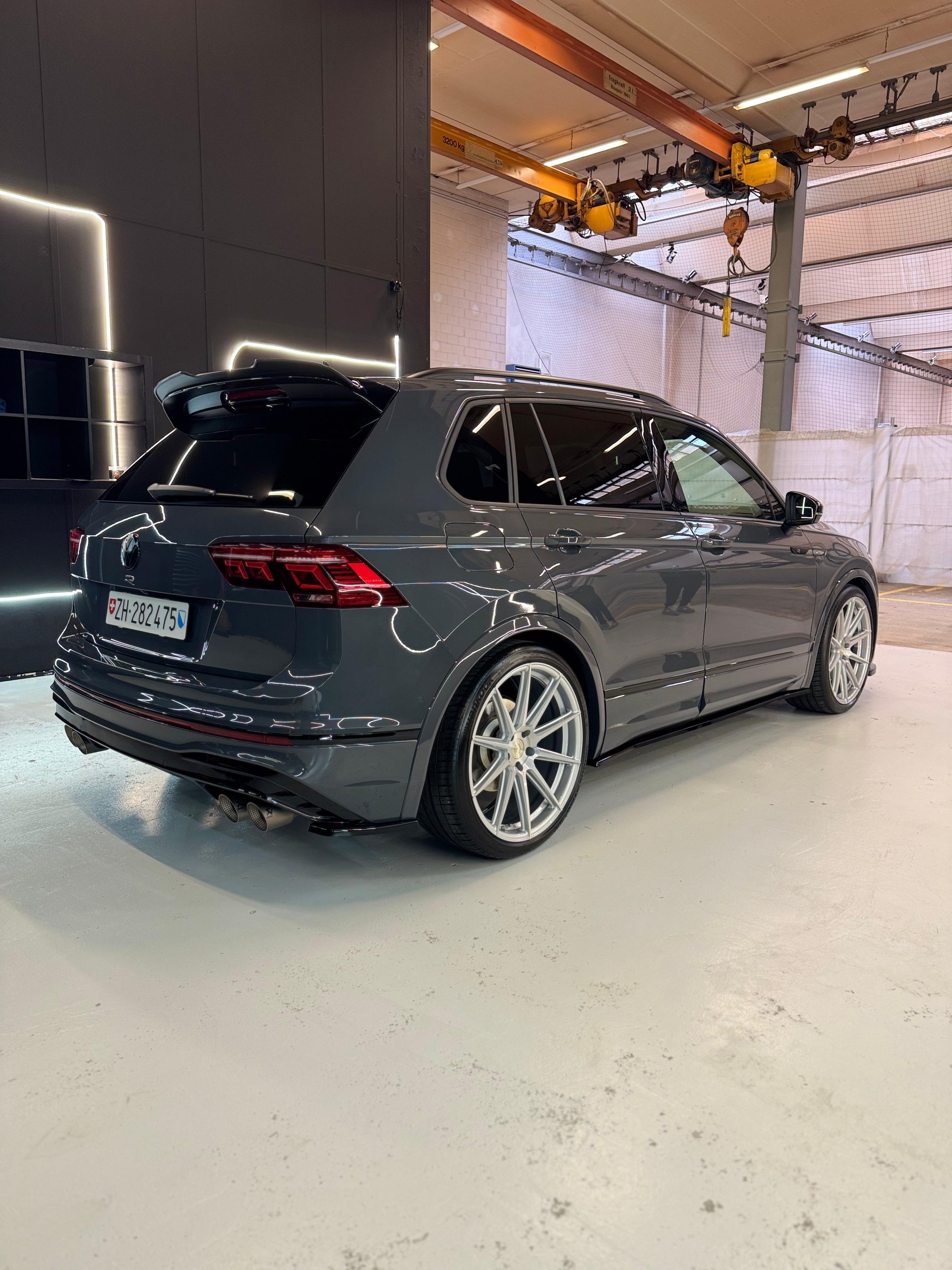VW Tiguan 2.0TSI R 4Motion DSG-image-3