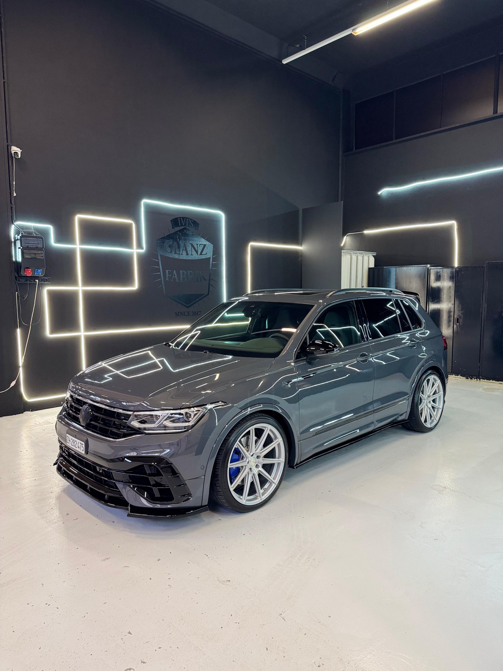 VW Tiguan 2.0TSI R 4Motion DSG-image-1