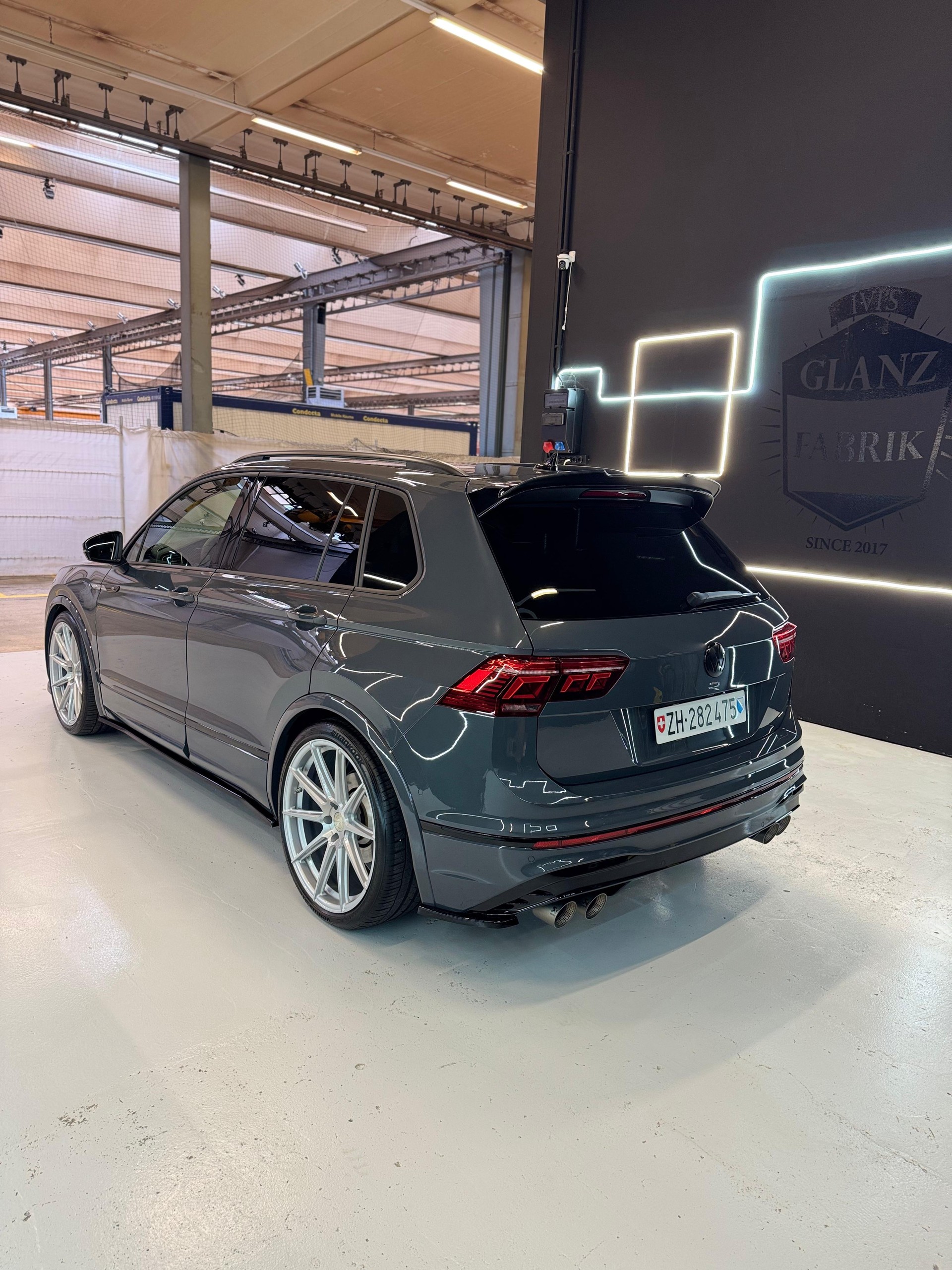 VW Tiguan 2.0TSI R 4Motion DSG-image-2