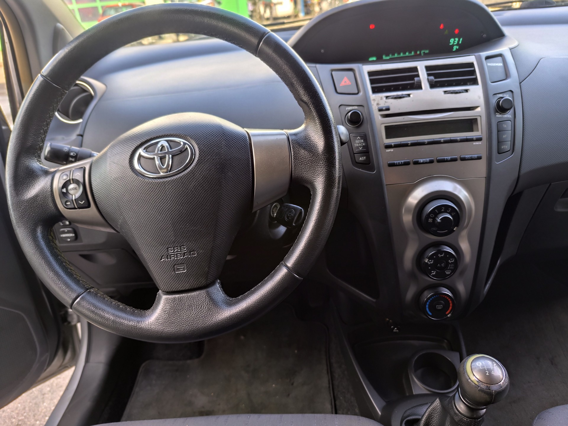 TOYOTA Yaris 1.4 D-4D Linea Luna-image-9