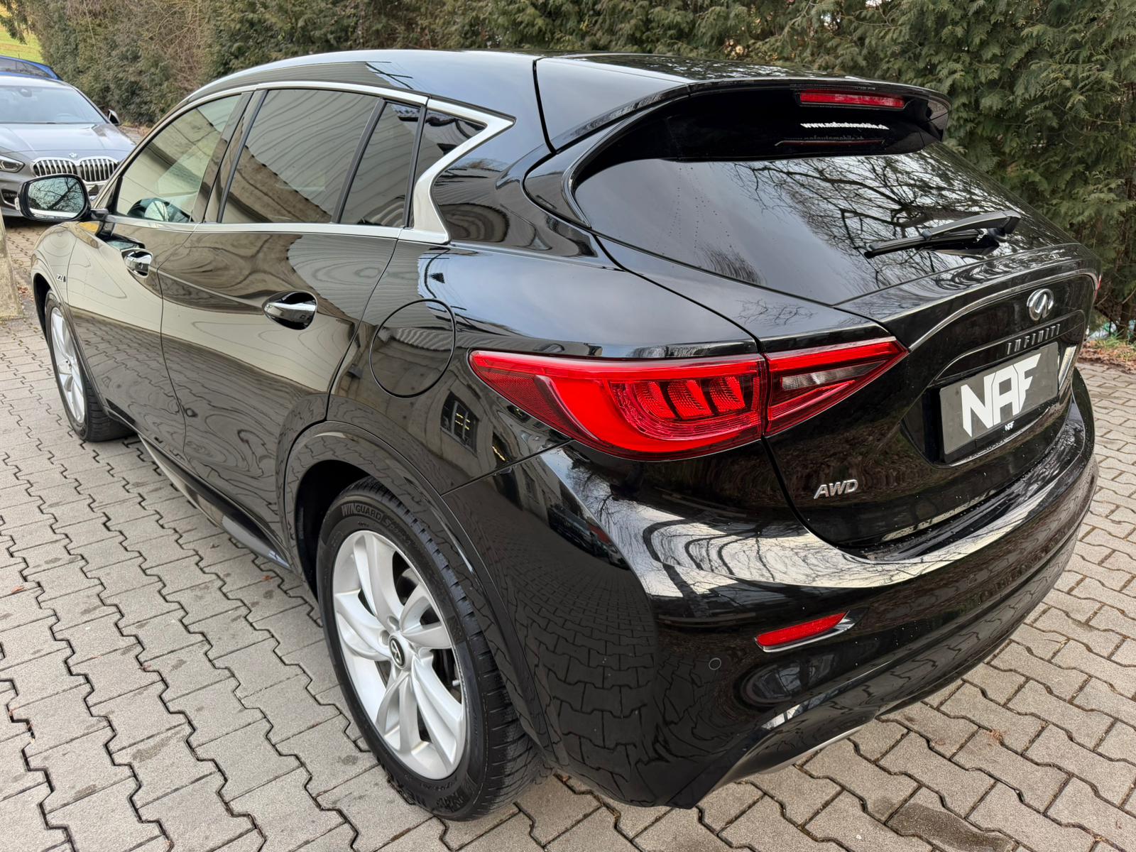 INFINITI Q30 2.2d Premium AWD DCT-showroom-element-2