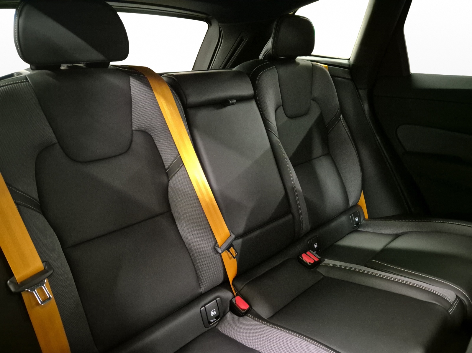 VOLVO XC60 2.0 T8 TE Polestar eAWD-image-16