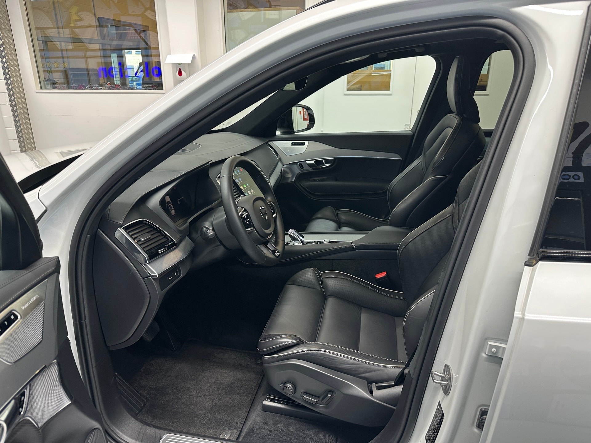VOLVO XC90 T8 Ultra Dark-image-7