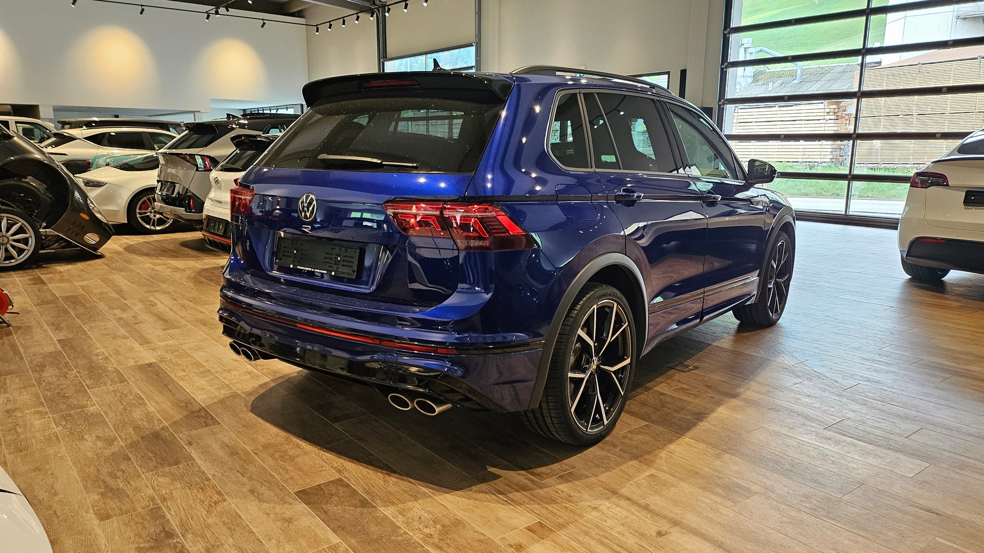 VW Tiguan 2.0TSI R 4Motion DSG-image-8