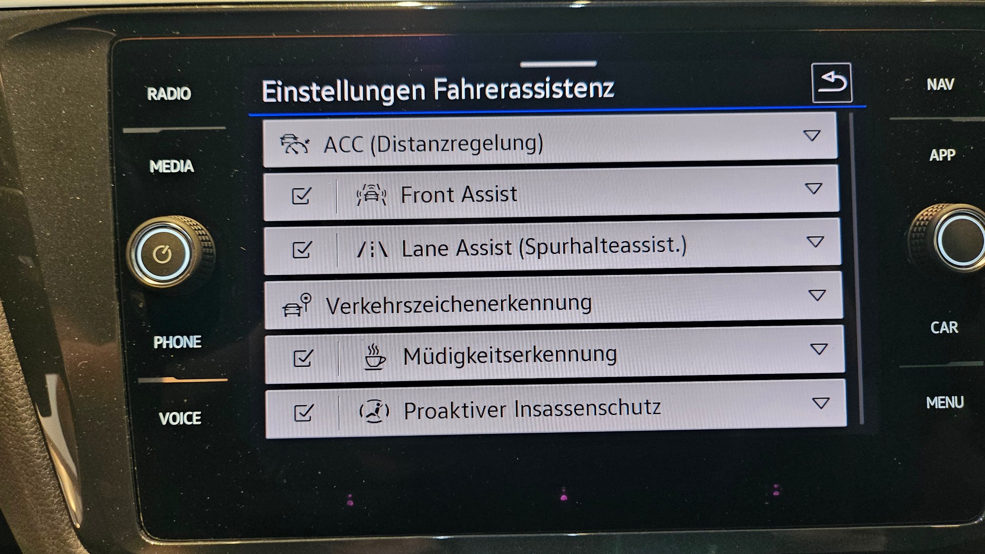 VW Tiguan 2.0TSI R 4Motion DSG-image-31