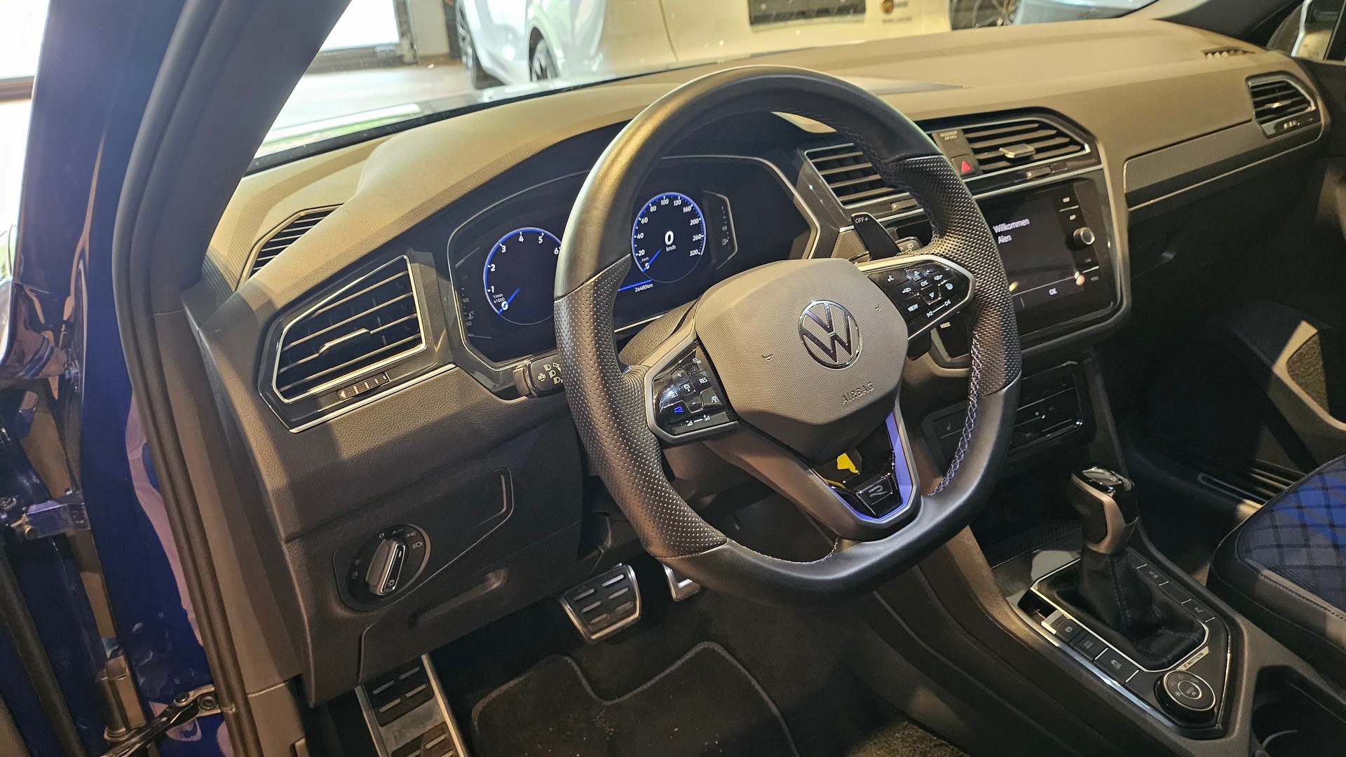 VW Tiguan 2.0TSI R 4Motion DSG-image-25
