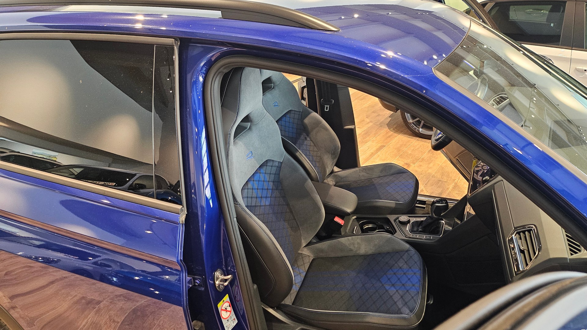 VW Tiguan 2.0TSI R 4Motion DSG-image-18
