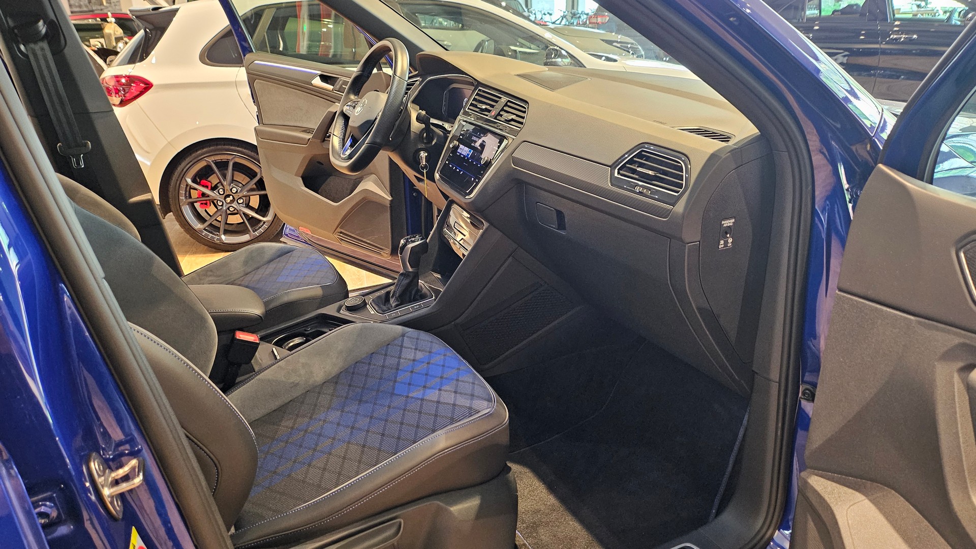 VW Tiguan 2.0TSI R 4Motion DSG-image-17
