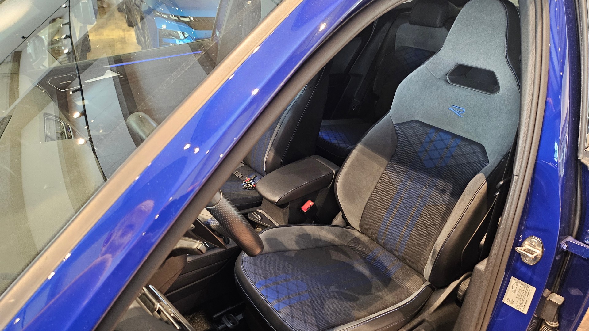 VW Tiguan 2.0TSI R 4Motion DSG-image-26