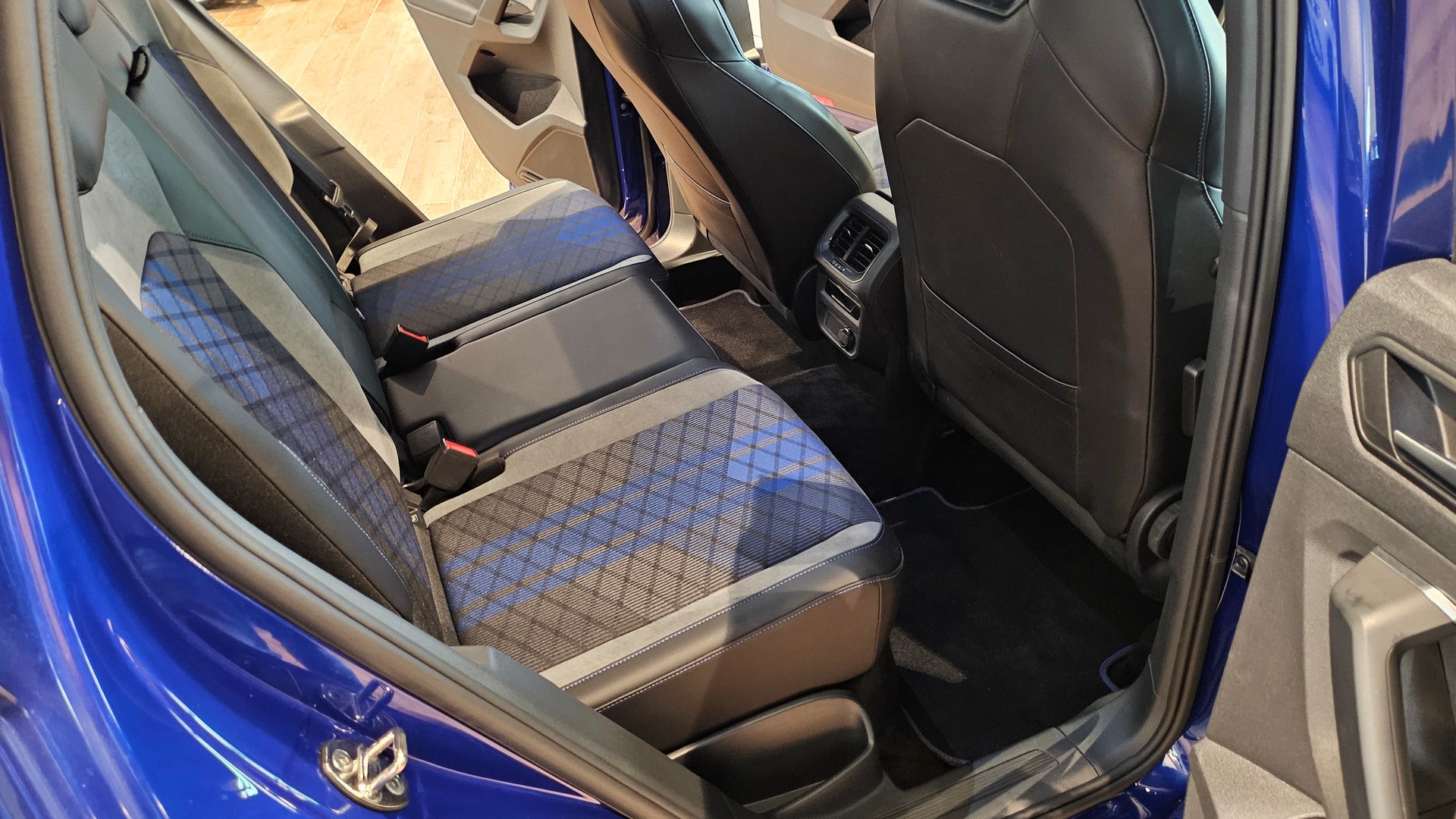 VW Tiguan 2.0TSI R 4Motion DSG-image-19