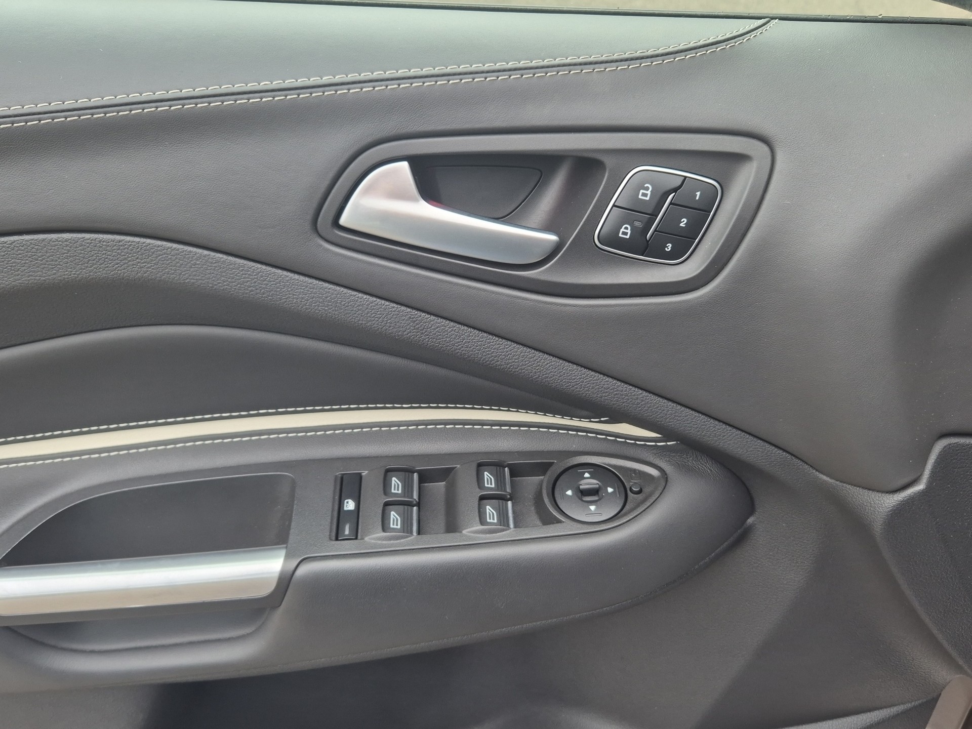 FORD Kuga 2.0 TDCi Vignale 4WD PowerShift-image-8