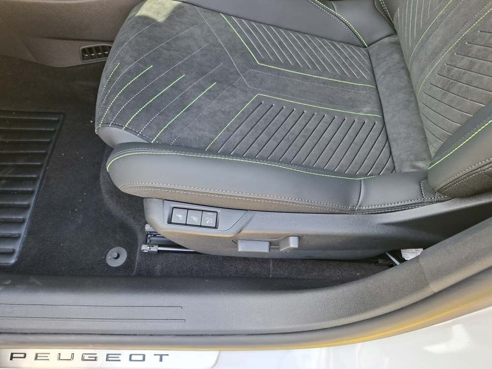 PEUGEOT 208 1.2 Hybrid 145 GT-image-11