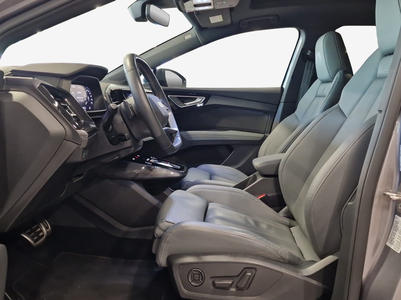 AUDI Q4 e-tron 50 quattro-image-8