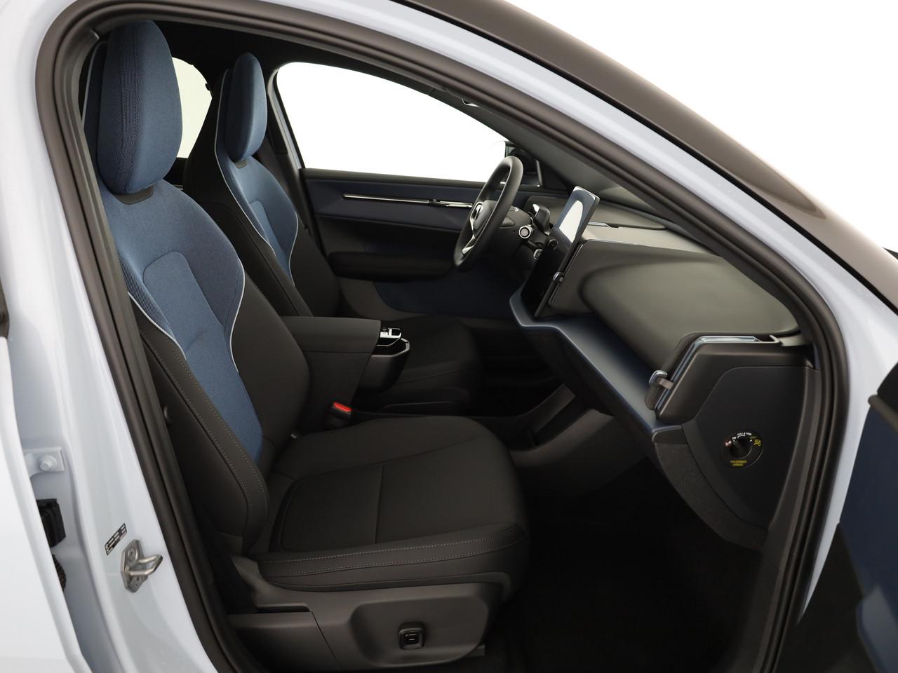 VOLVO EX30 CC P8 Ultra AWD-image-9
