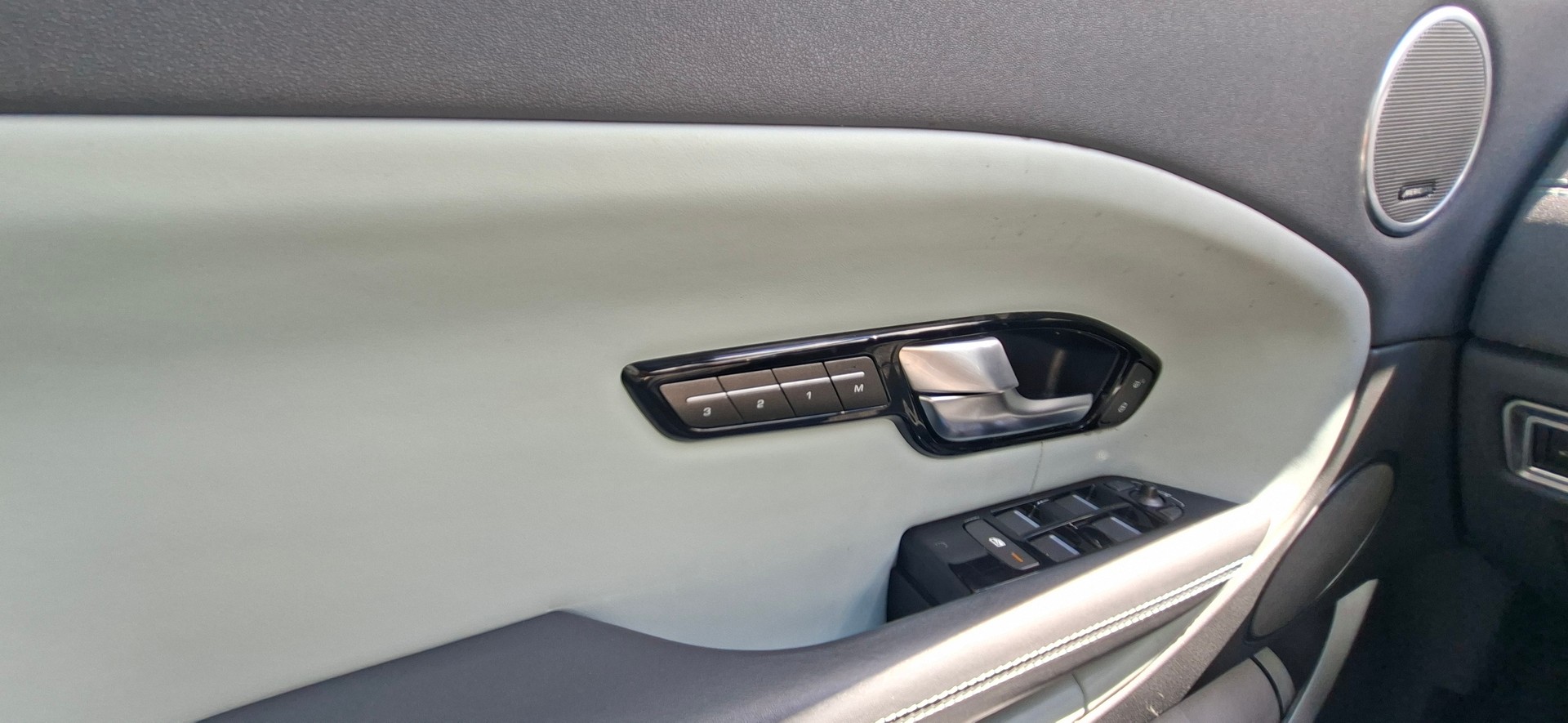 LAND ROVER Range Rover Evoque 2.0 TD4 SE Dynamic-image-9