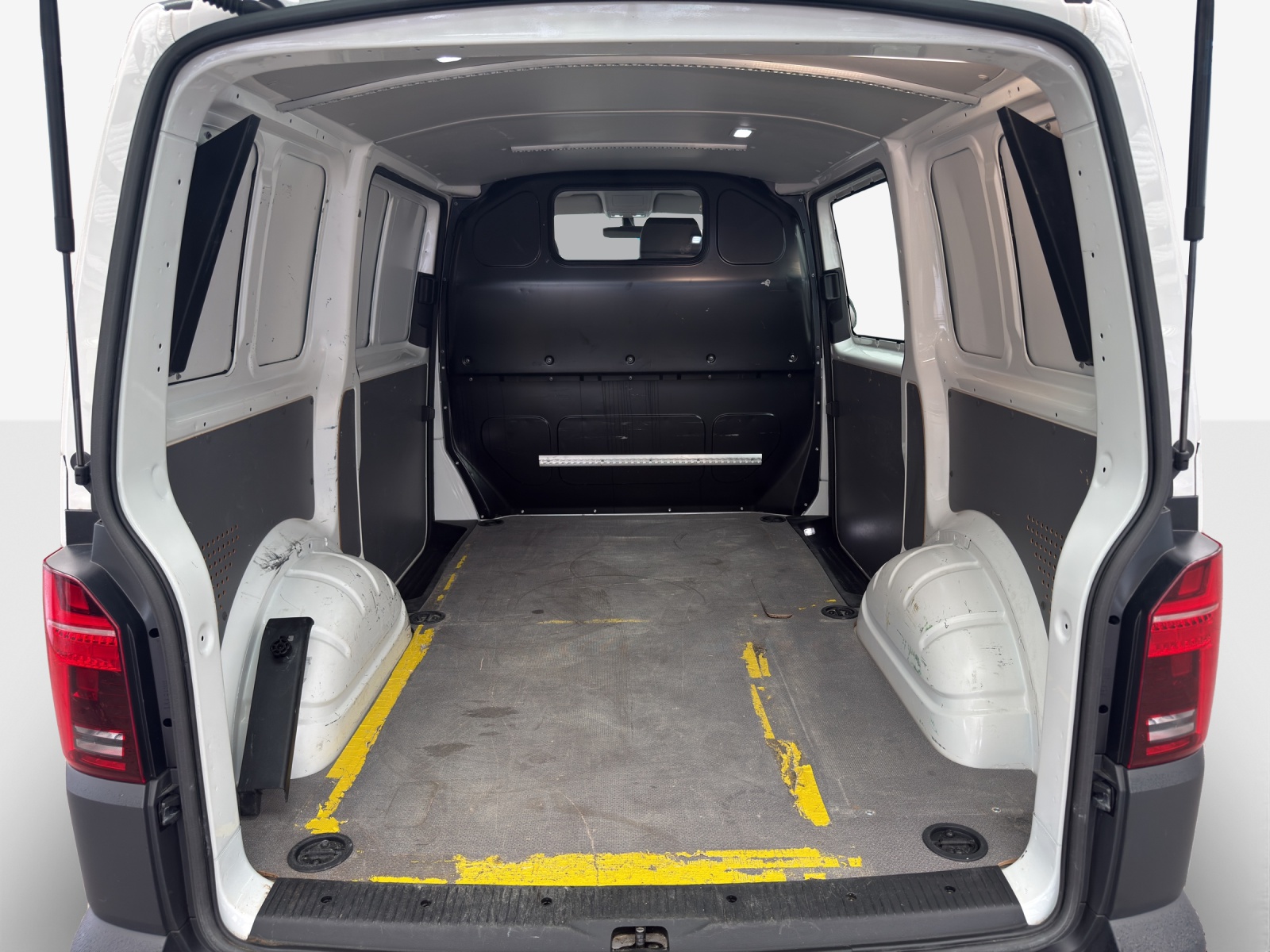 VW T6.1 2.0 TDI DSG-image-11