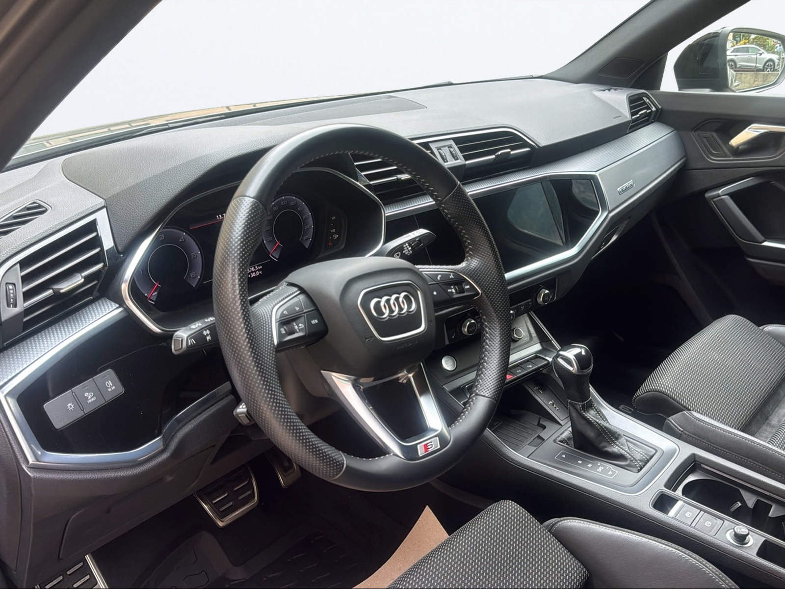AUDI Q3 35 TDI S line quattro S-tronic-image-10