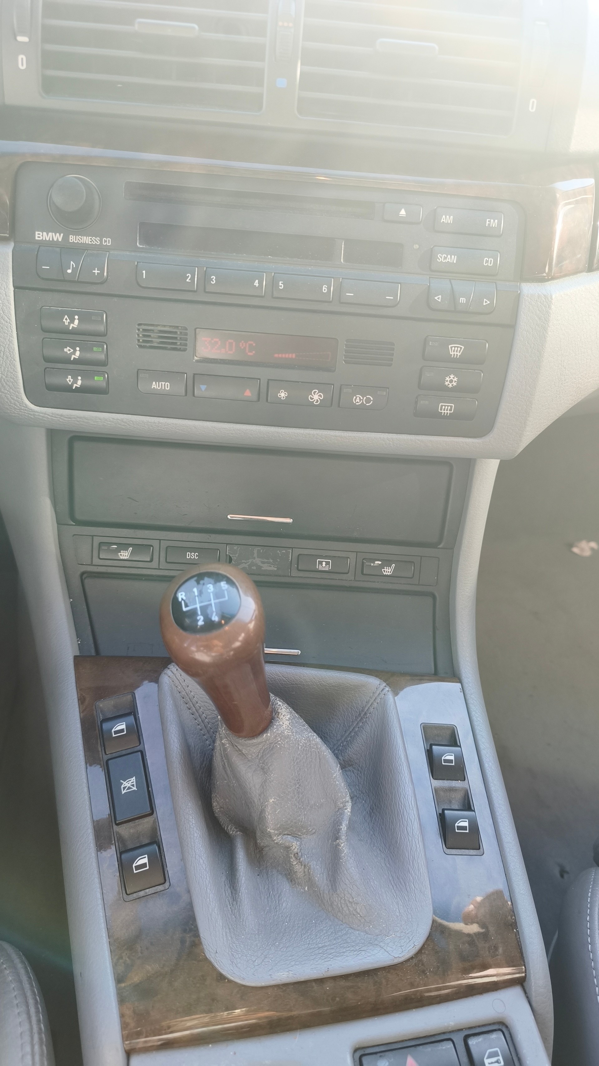 BMW 328i-image-5