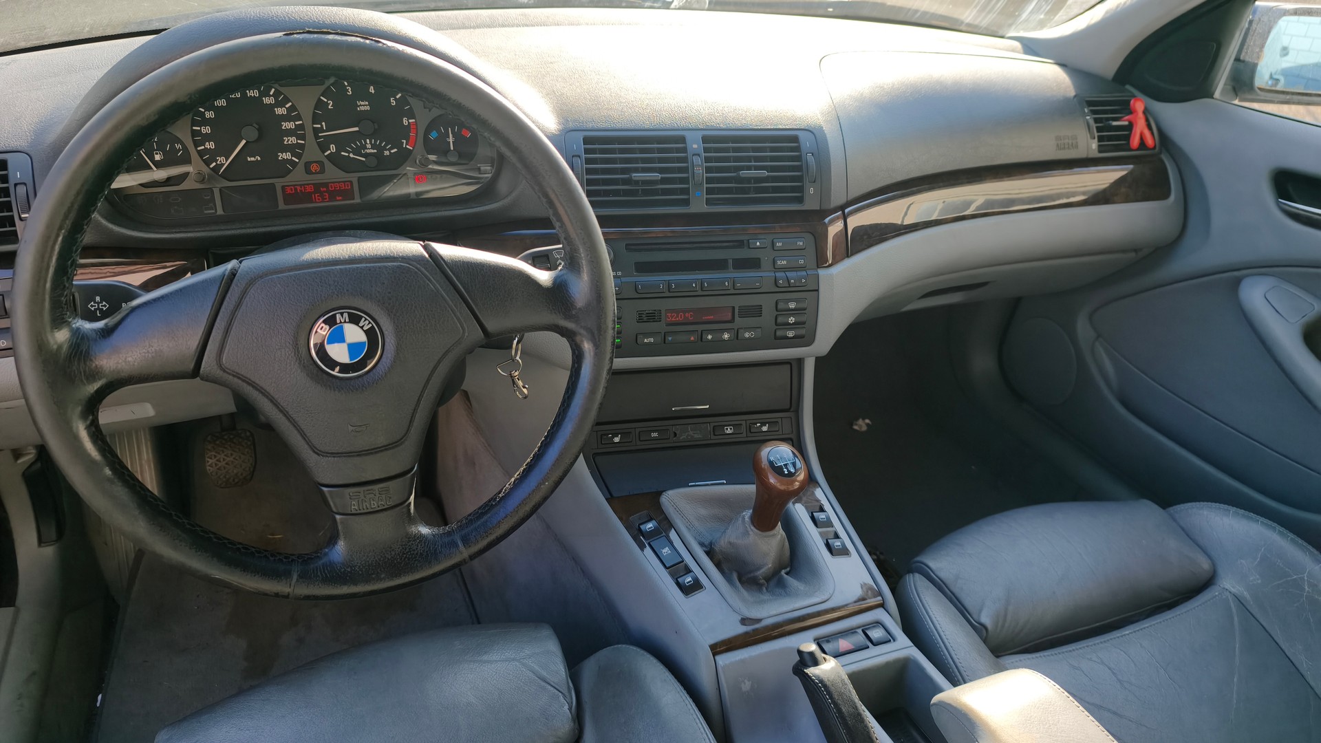 BMW 328i-image-7