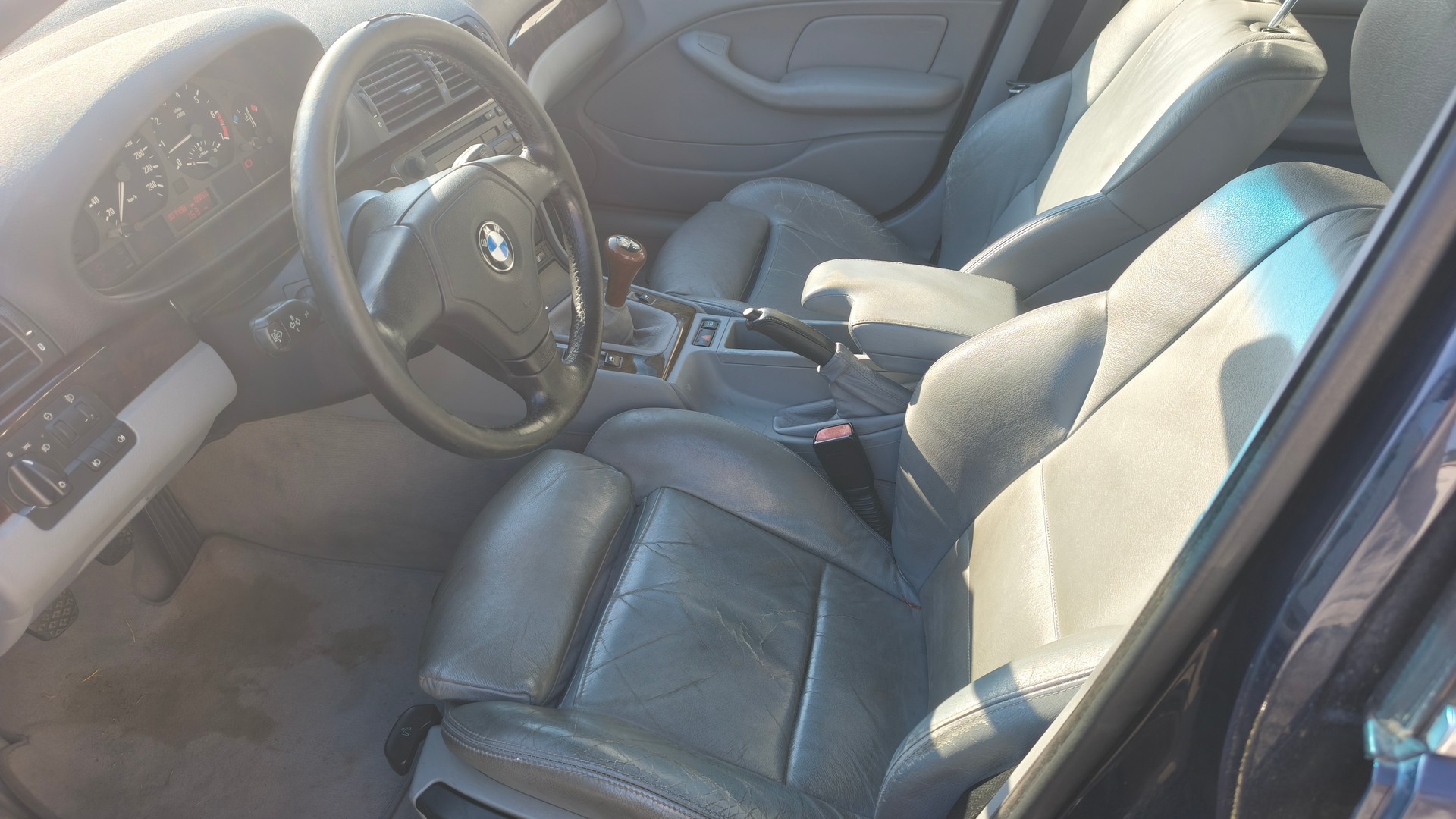 BMW 328i-image-8