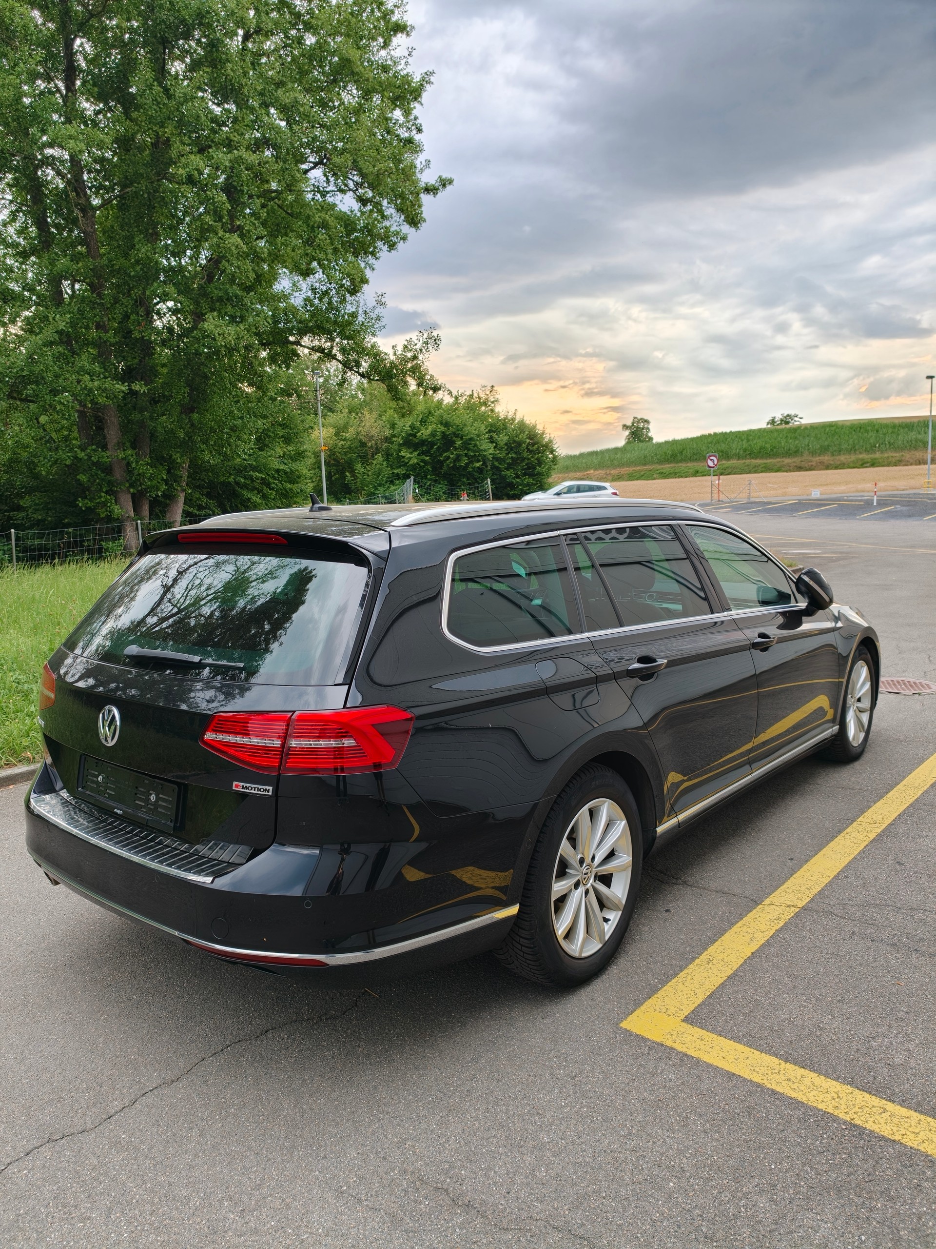 VW Passat Variant 2.0 TDI BMT Highline DSG 4Motion-image-3