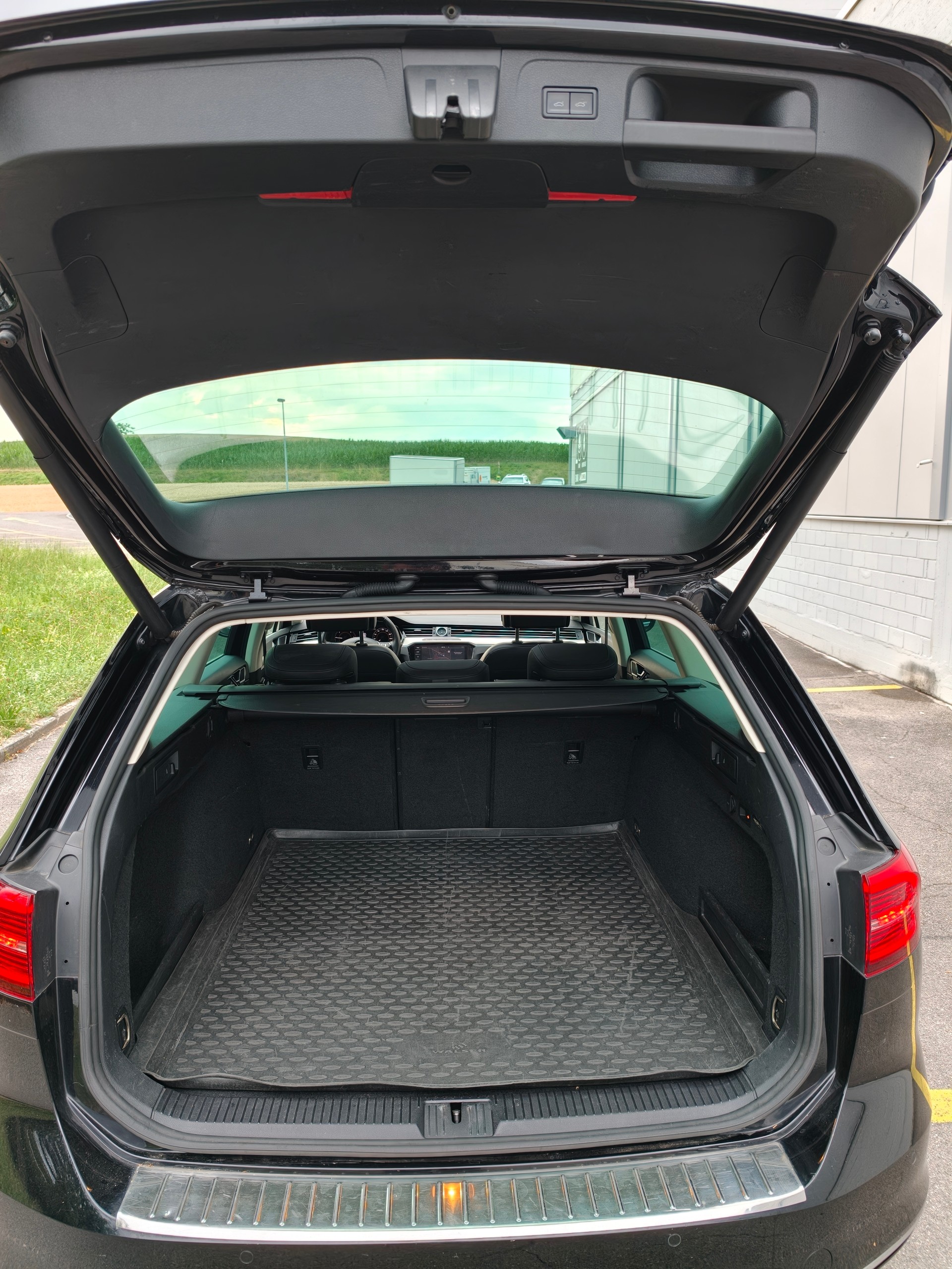 VW Passat Variant 2.0 TDI BMT Highline DSG 4Motion-image-11