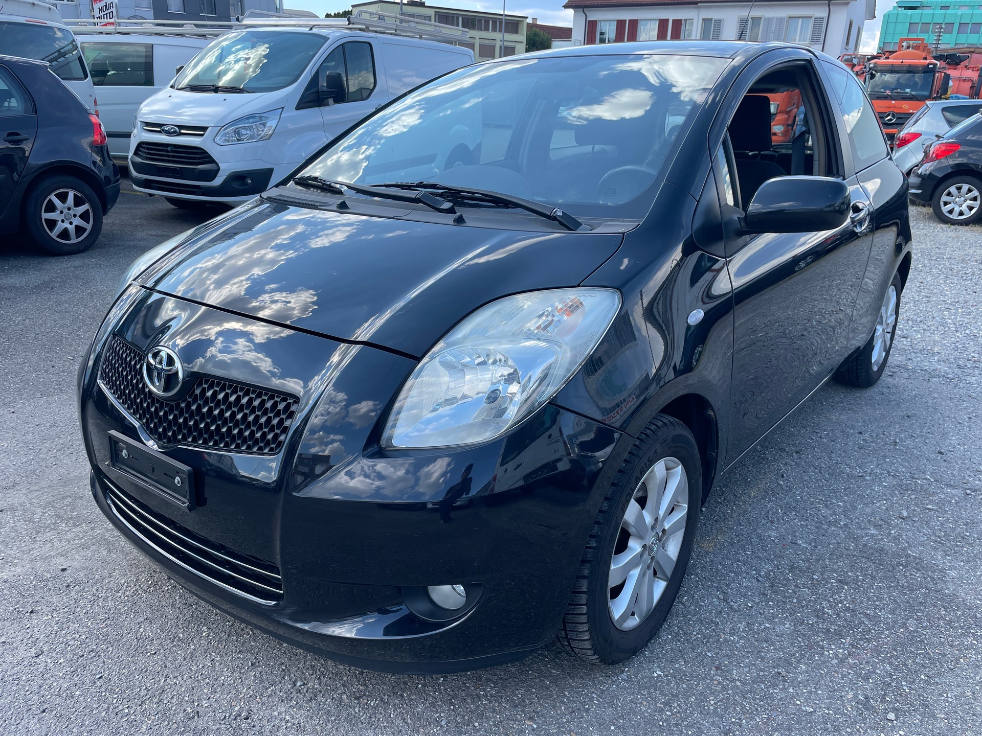 TOYOTA Yaris 1.3 Chic-image-1