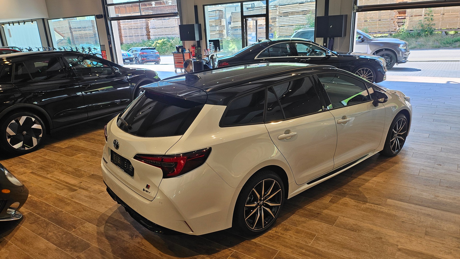 TOYOTA Corolla Touring Sports 2.0 HSD GR Sport e-CVT-image-9