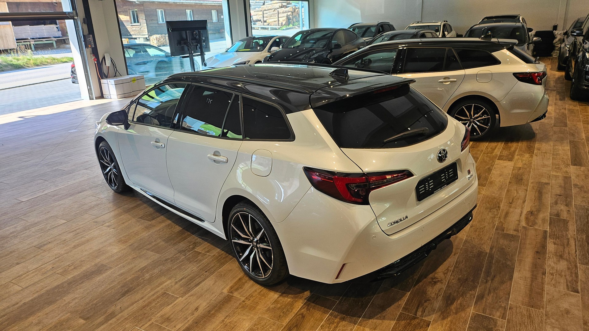 TOYOTA Corolla Touring Sports 2.0 HSD GR Sport e-CVT-image-13