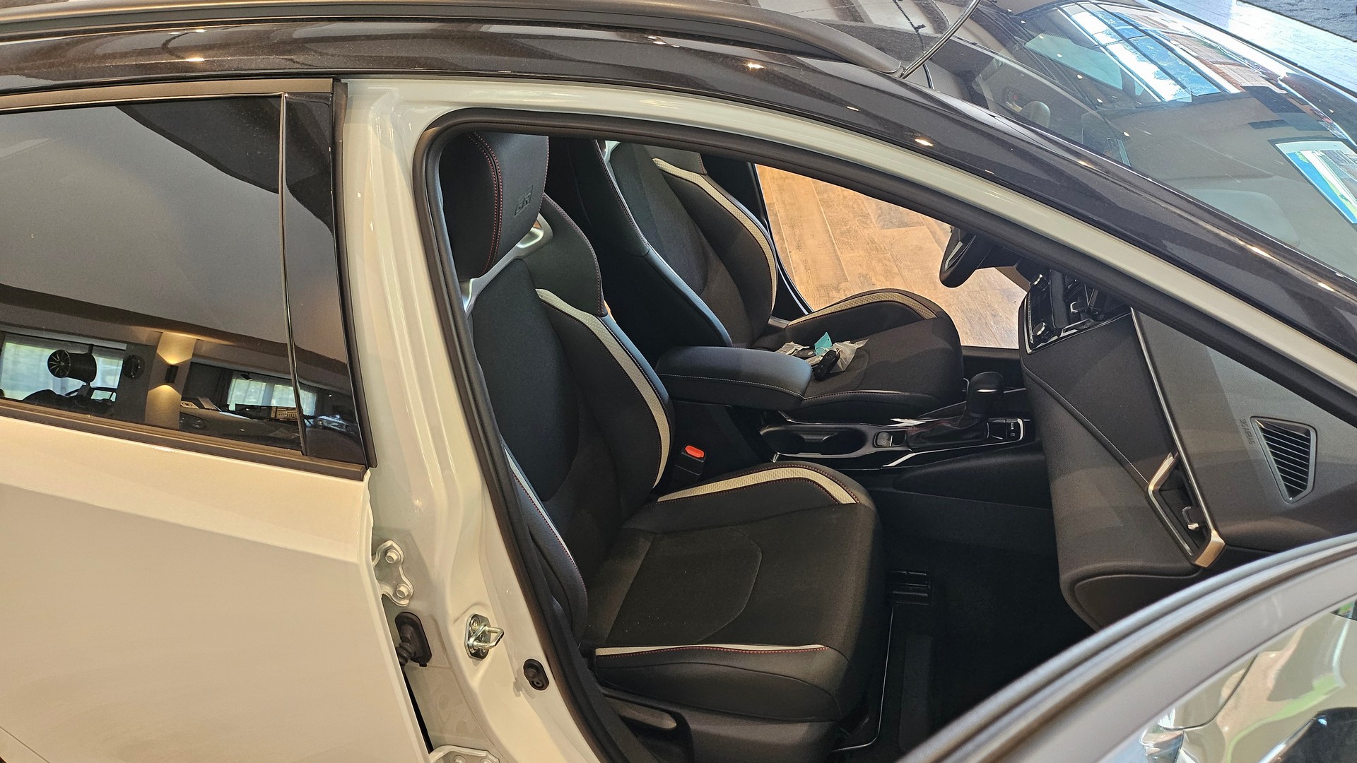 TOYOTA Corolla Touring Sports 2.0 HSD GR Sport e-CVT-image-18