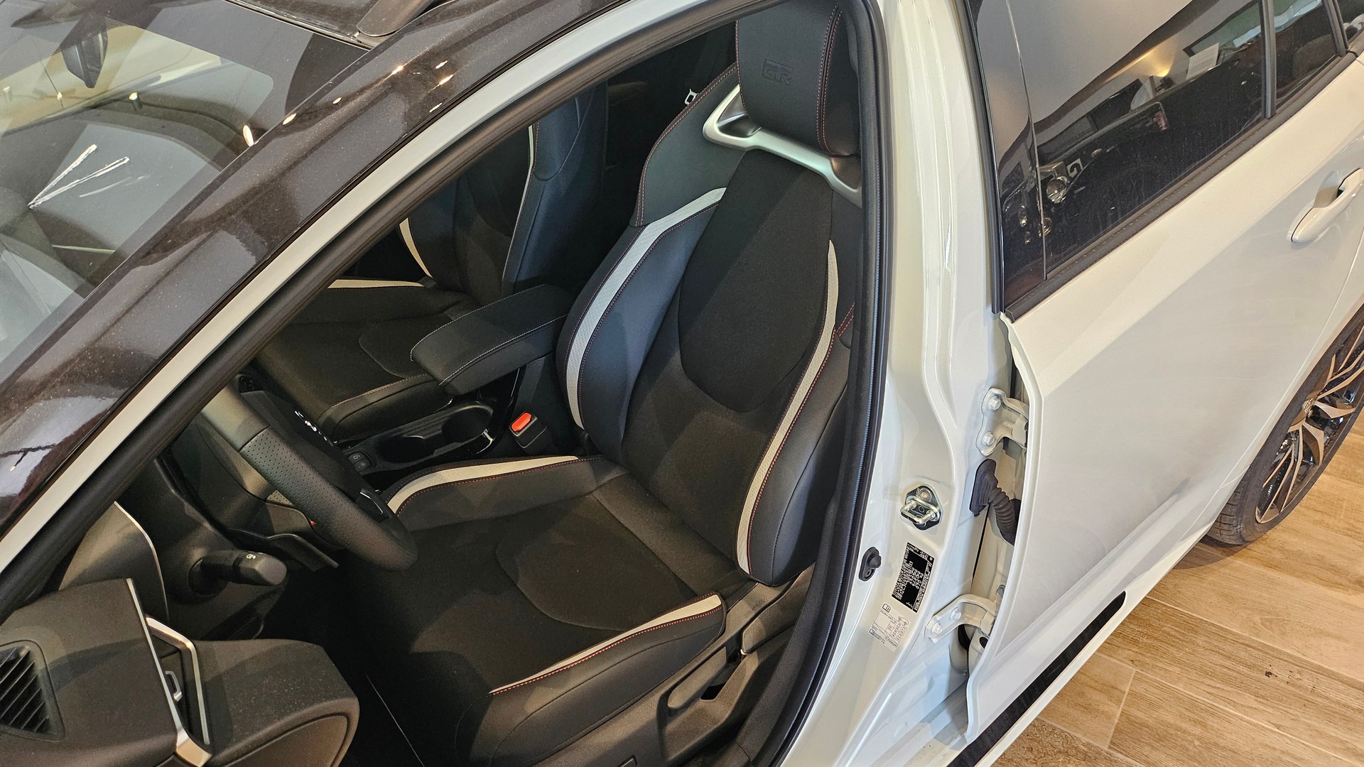 TOYOTA Corolla Touring Sports 2.0 HSD GR Sport e-CVT-image-27