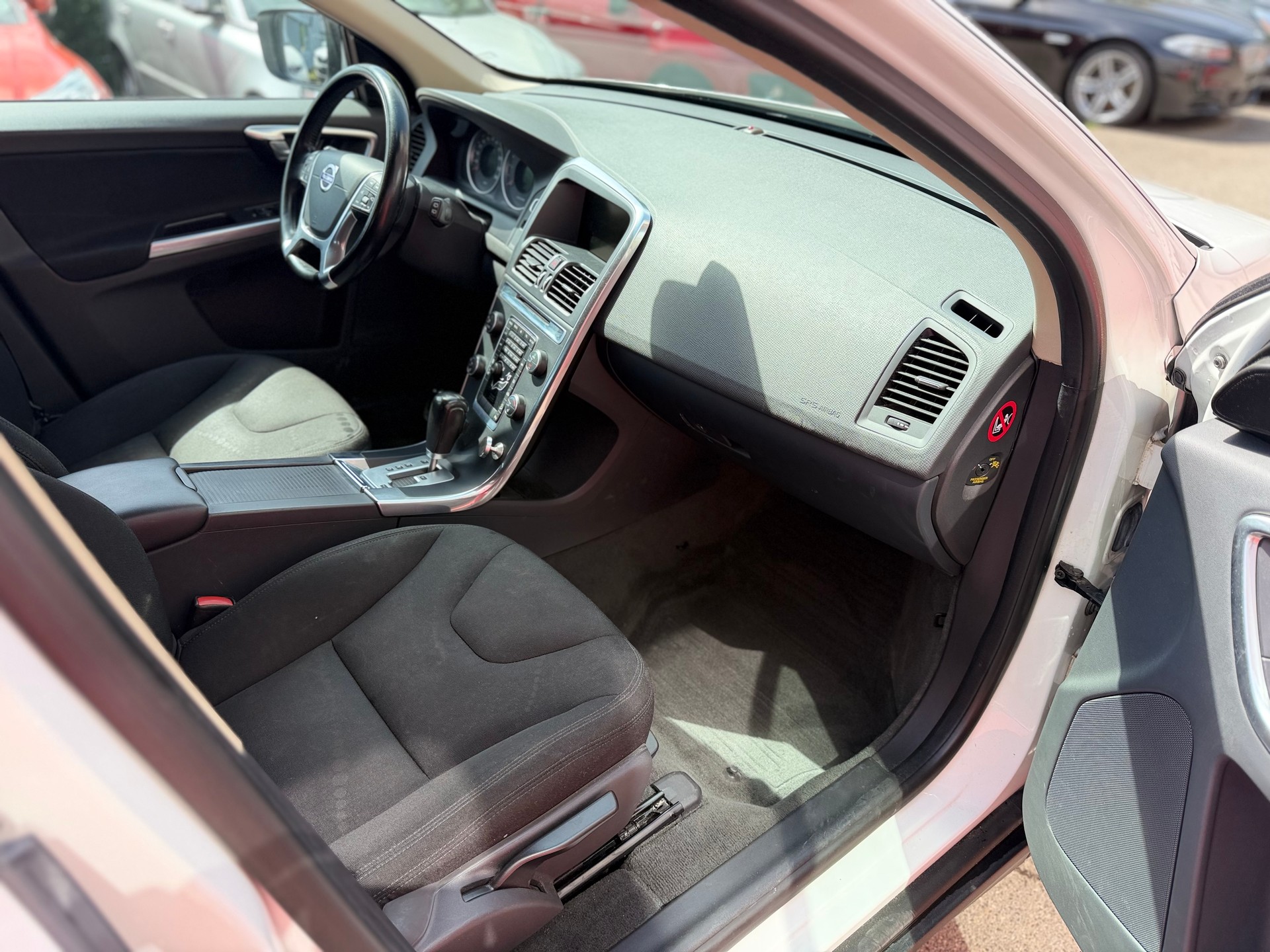 VOLVO XC60 D3 AWD Kinetic Geartronic-image-9