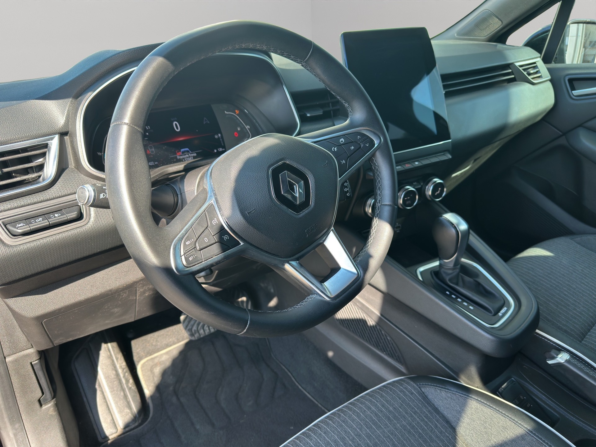 RENAULT Clio 1.6 E-Tech Zen-image-9