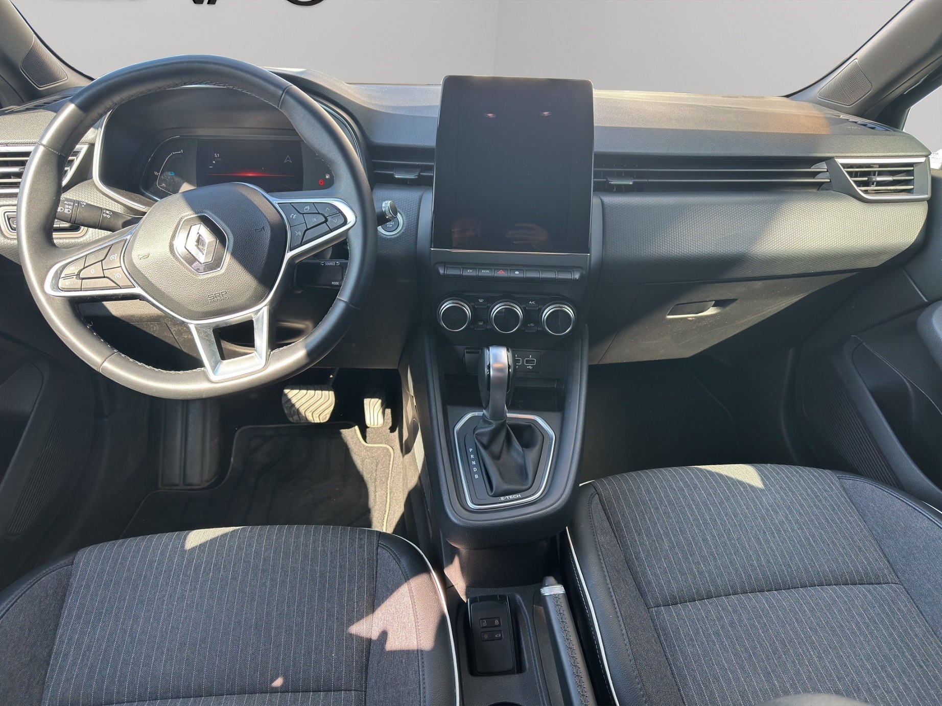 RENAULT Clio 1.6 E-Tech Zen-image-11