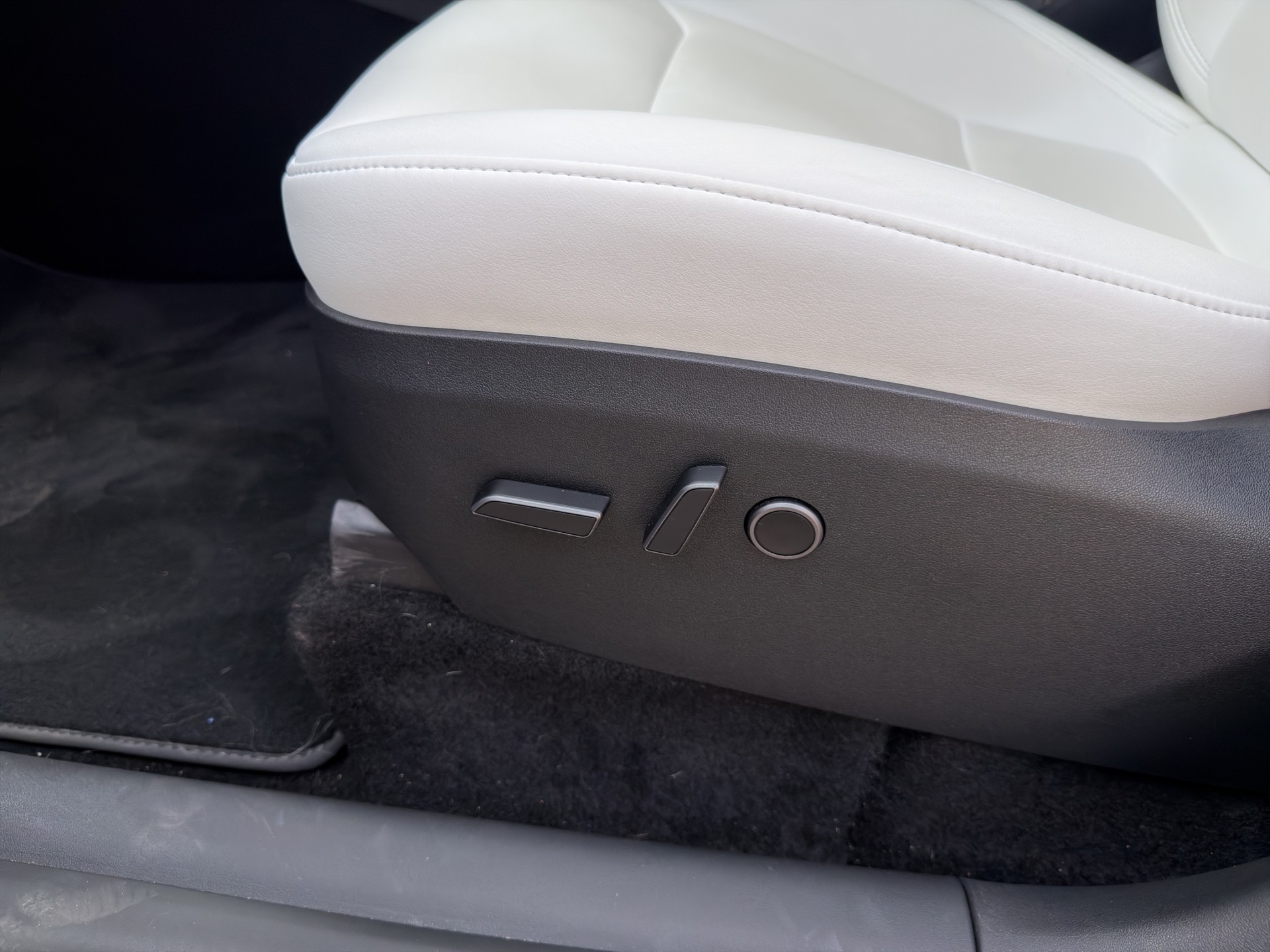TESLA Model Y Performance D Premium White Interior SOC 95.5-image-50