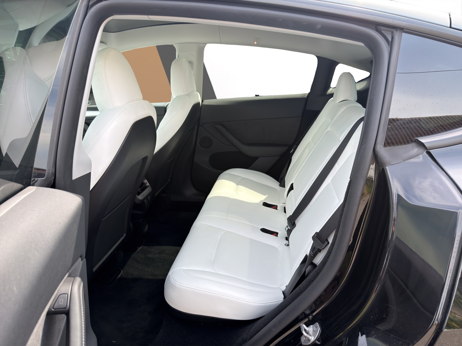 TESLA Model Y Performance D Premium White Interior SOC 95.5-image-17