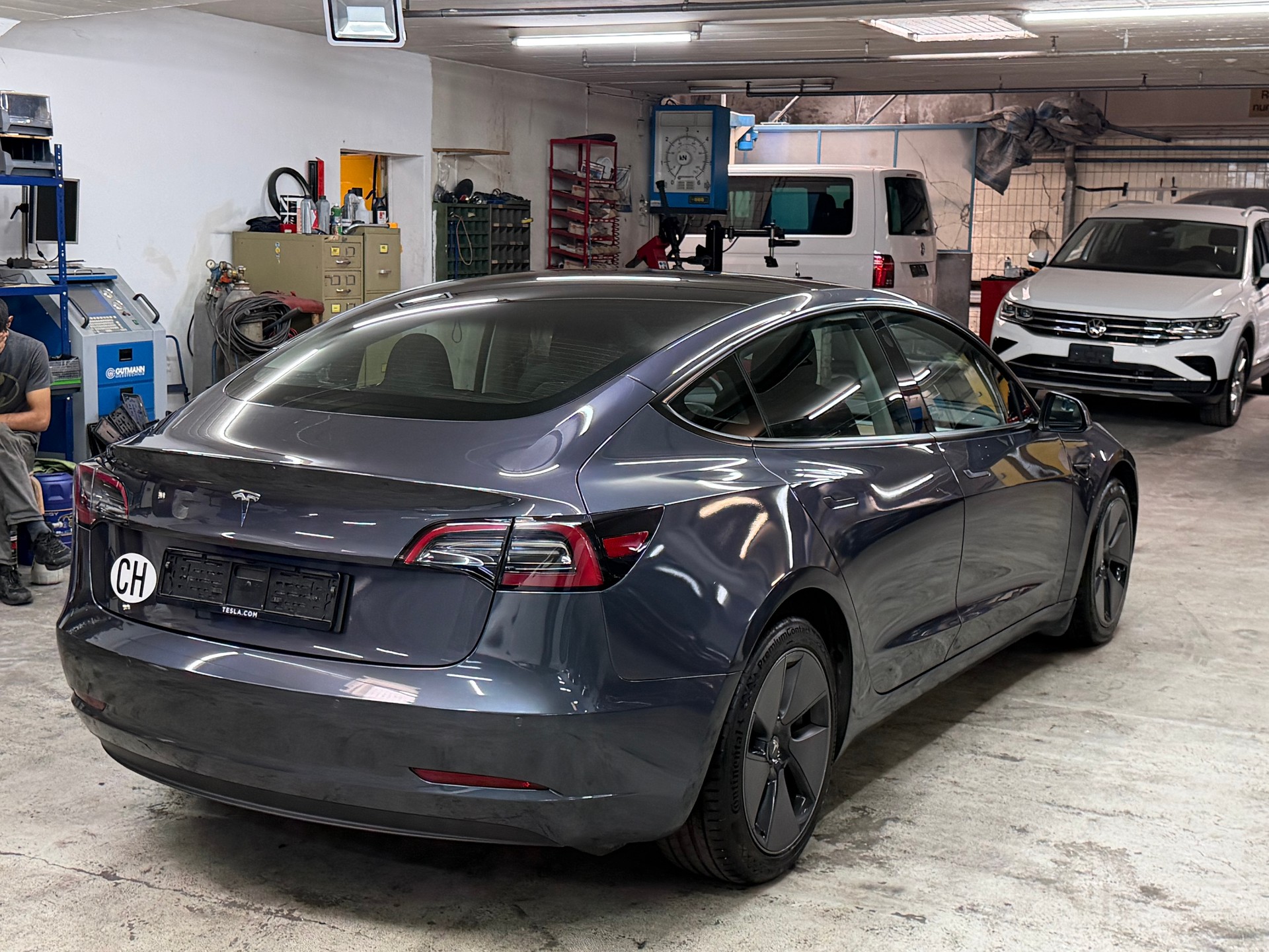 TESLA Model 3-image-5