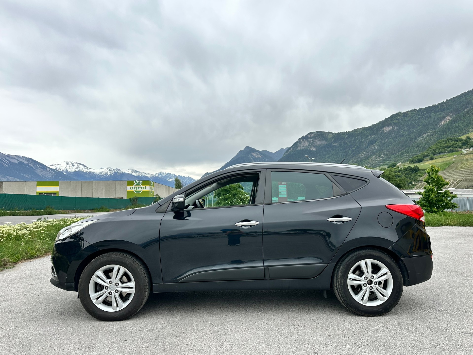 HYUNDAI iX 35 2.0 CRDi Premium 4WD Automatic-image-6