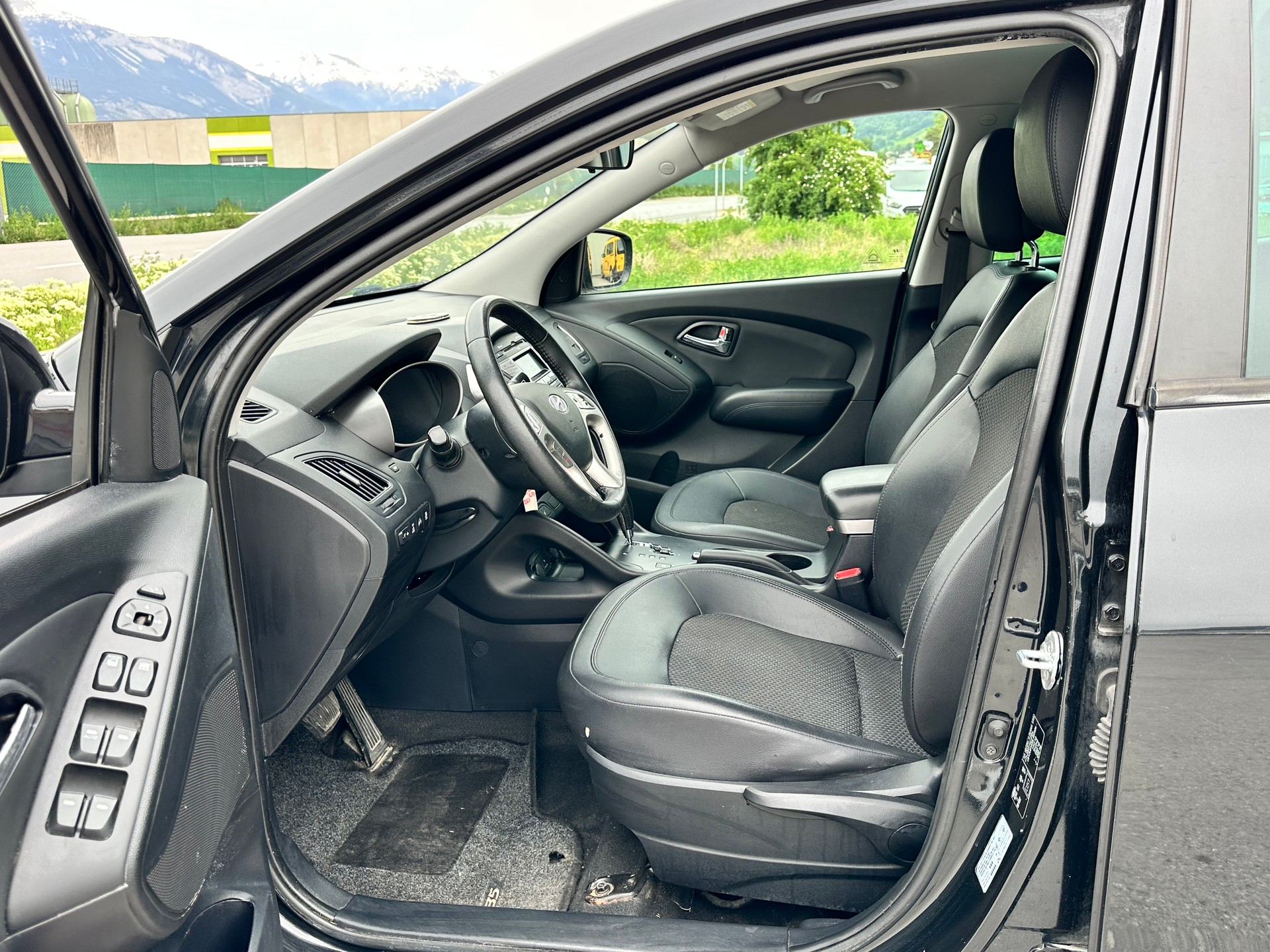 HYUNDAI iX 35 2.0 CRDi Premium 4WD Automatic-image-8