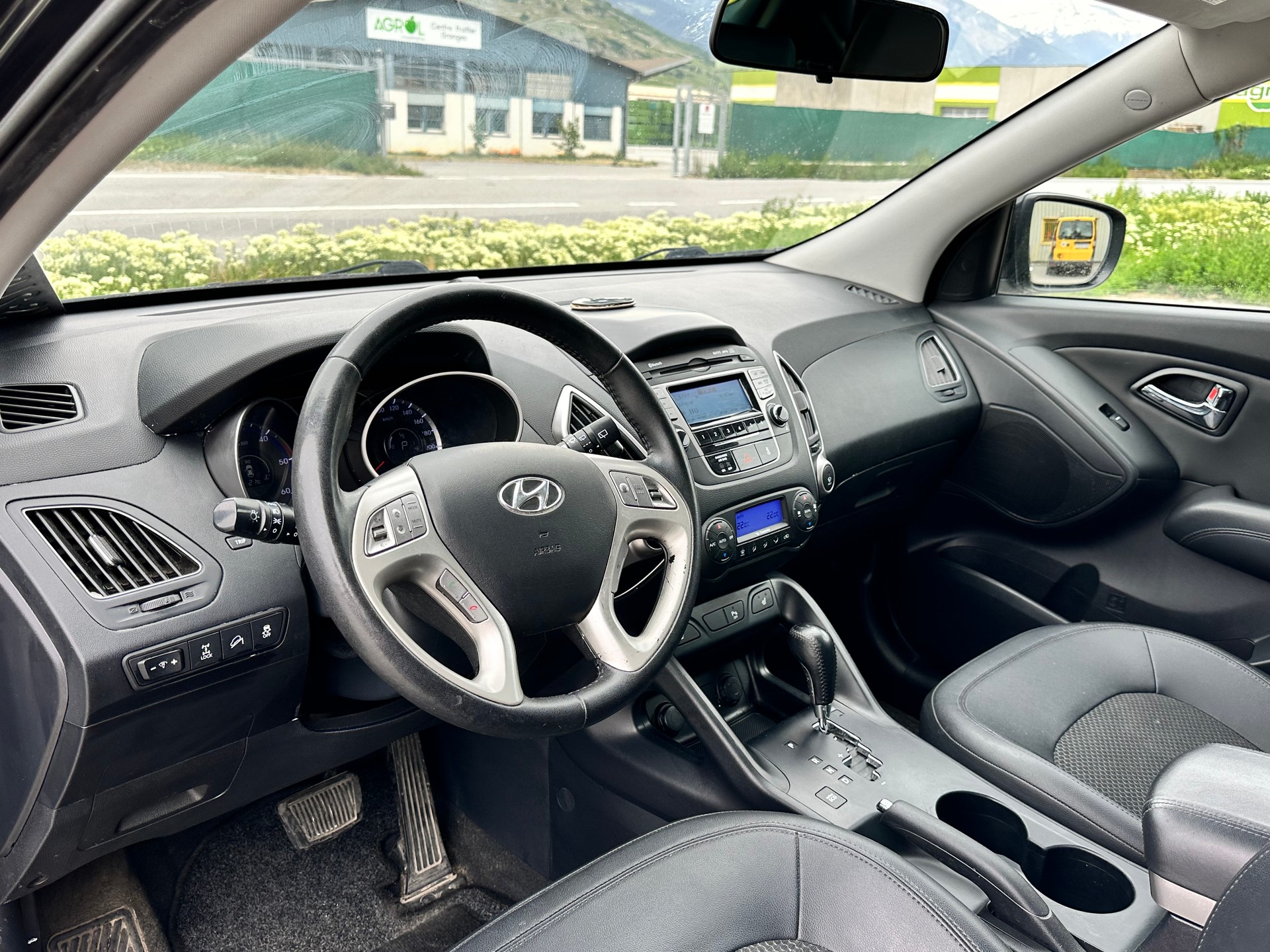 HYUNDAI iX 35 2.0 CRDi Premium 4WD Automatic-image-9